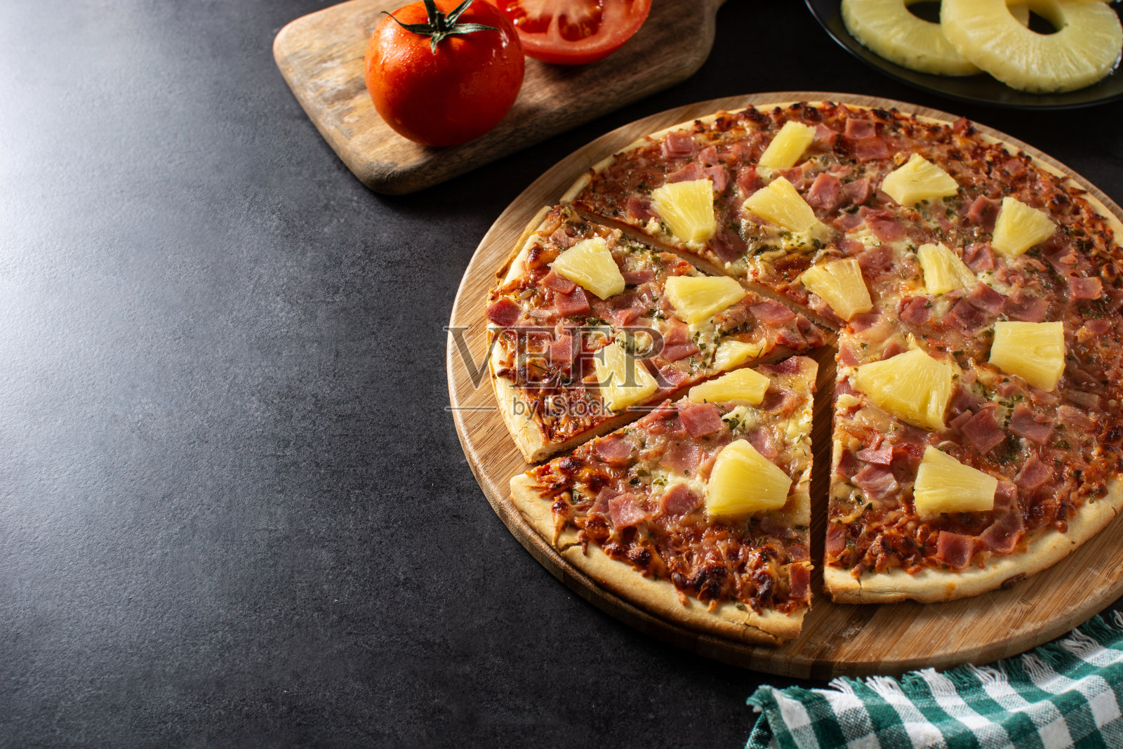 夏威夷披萨配菠萝,火腿和奶酪照片摄影图片