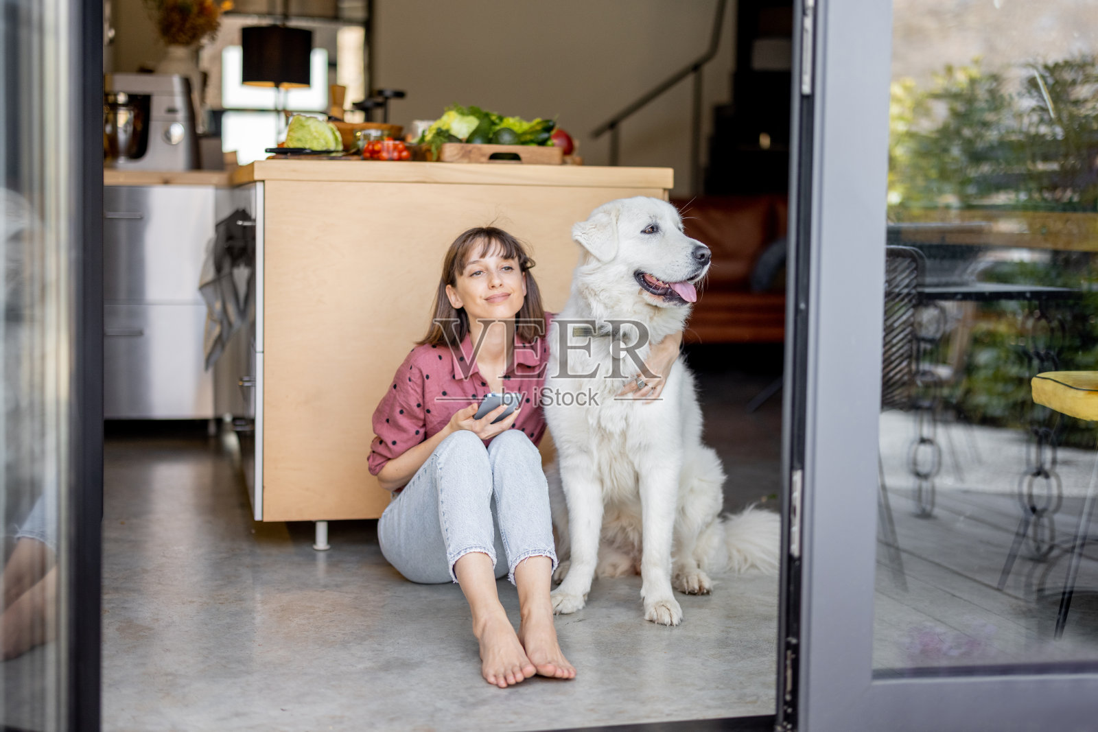 一个女人和她可爱的大狗一起坐在家里照片摄影图片