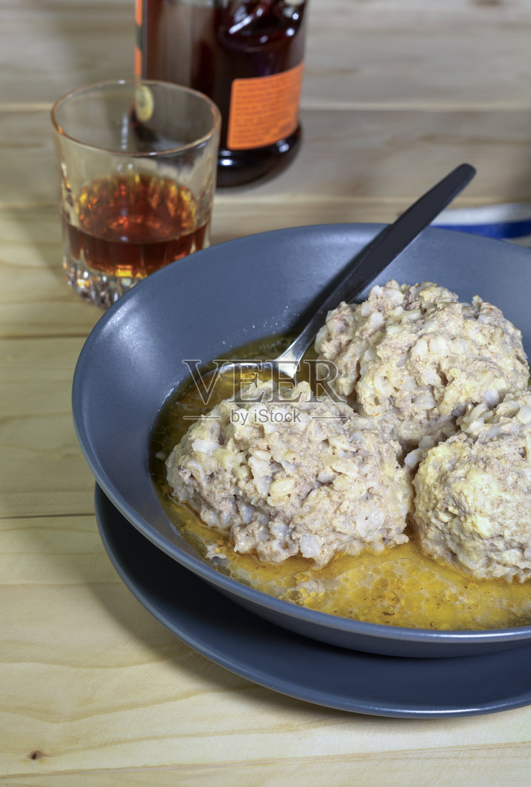 桌子上碗里酱汁里的肉丸照片摄影图片