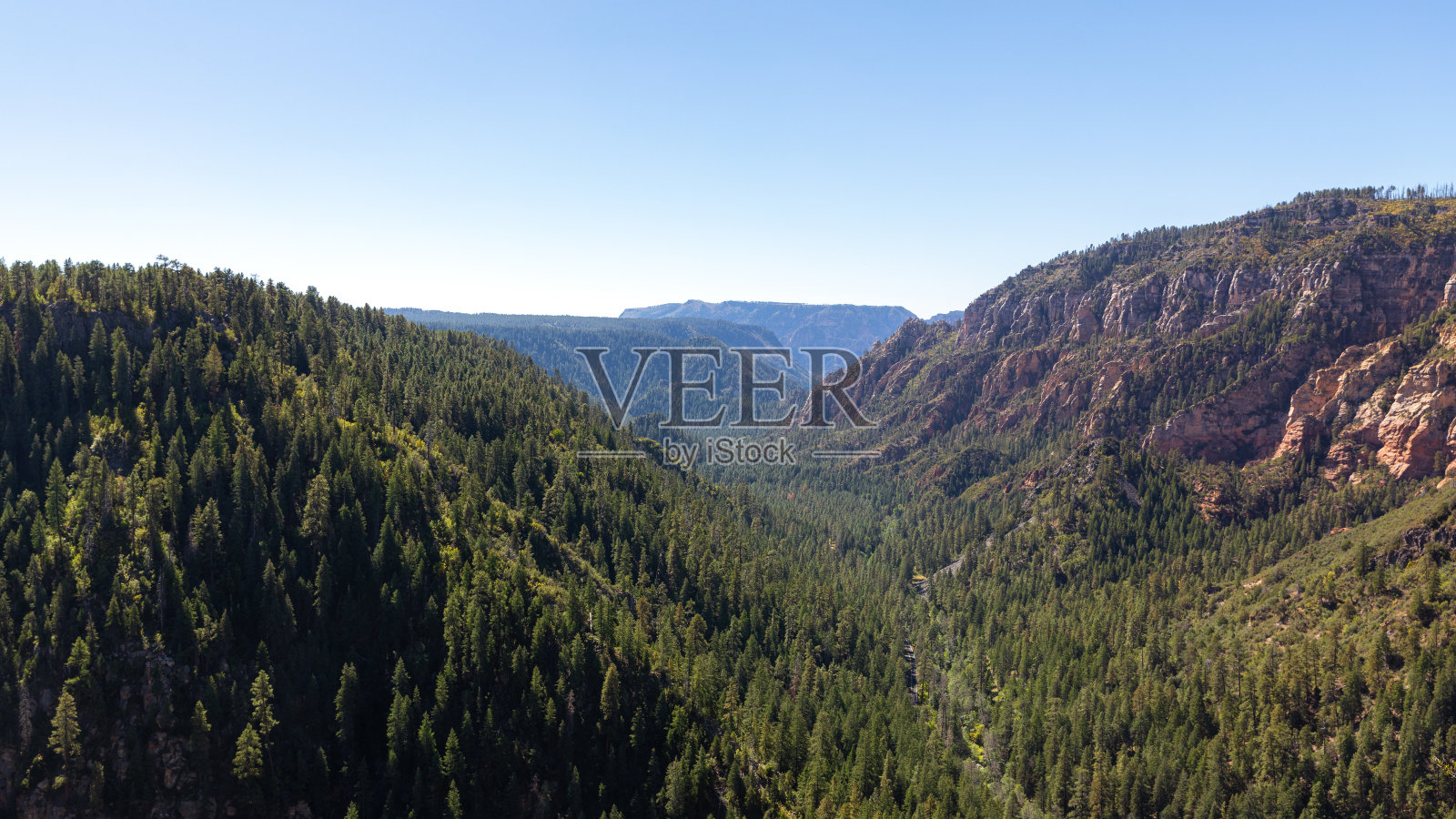 在塞多纳俯瞰橡树溪远景照片摄影图片
