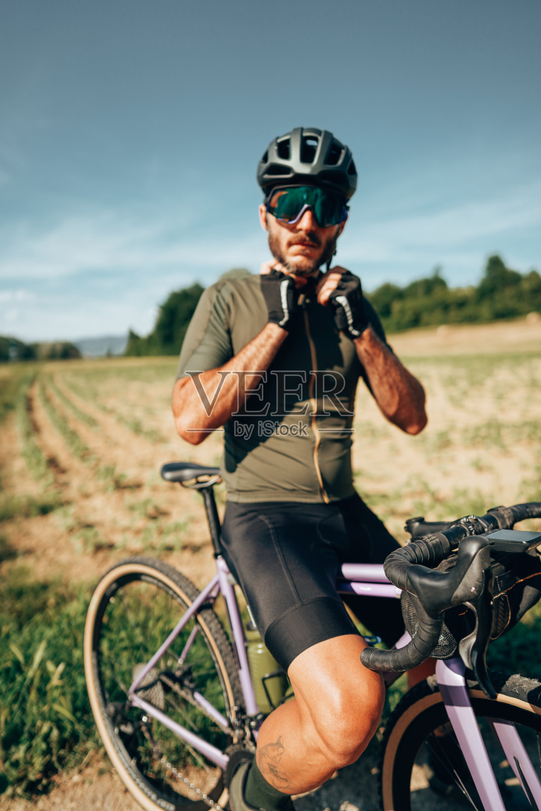 在乡村准备砾石自行车手照片摄影图片