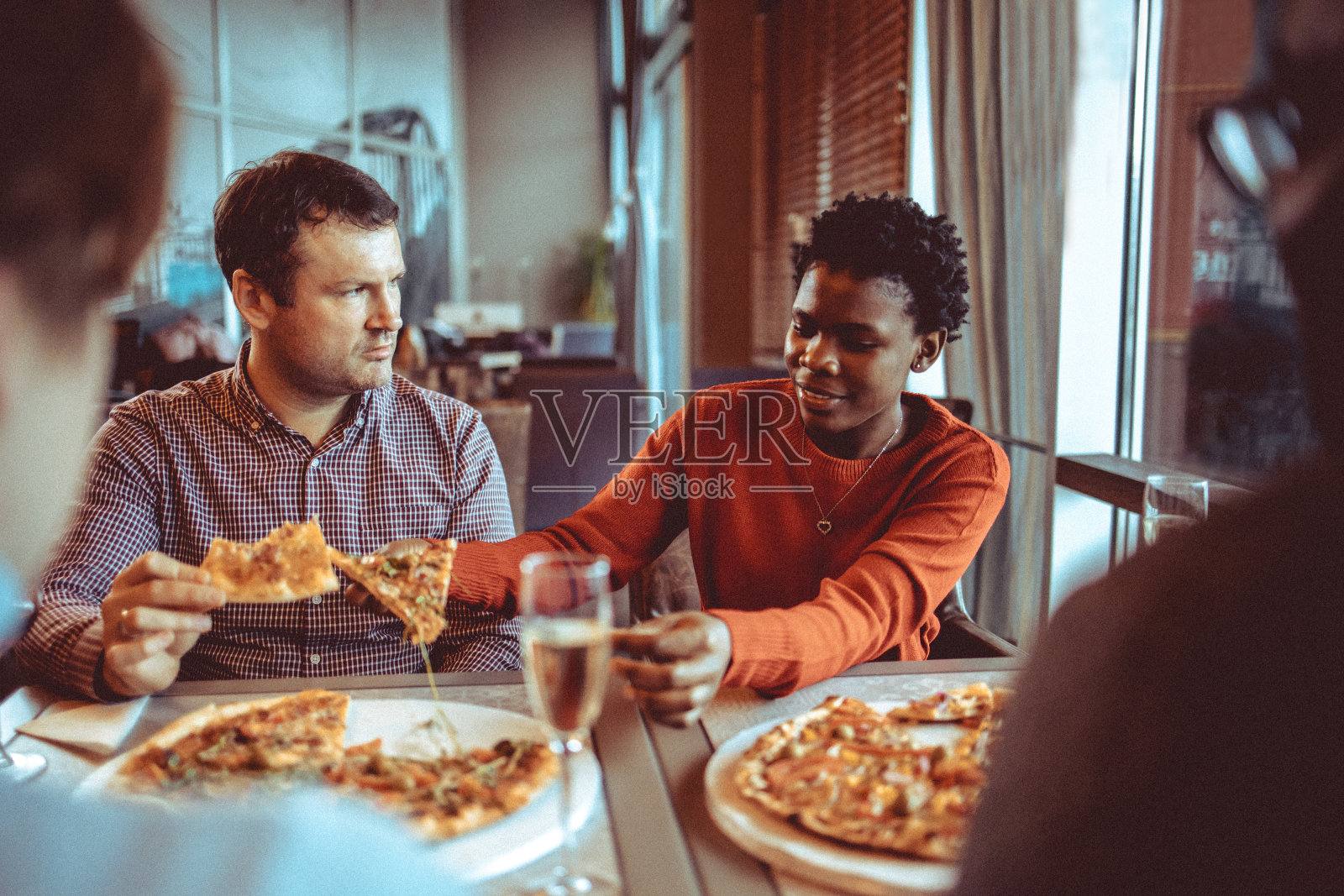 朋友们在餐厅聚会照片摄影图片