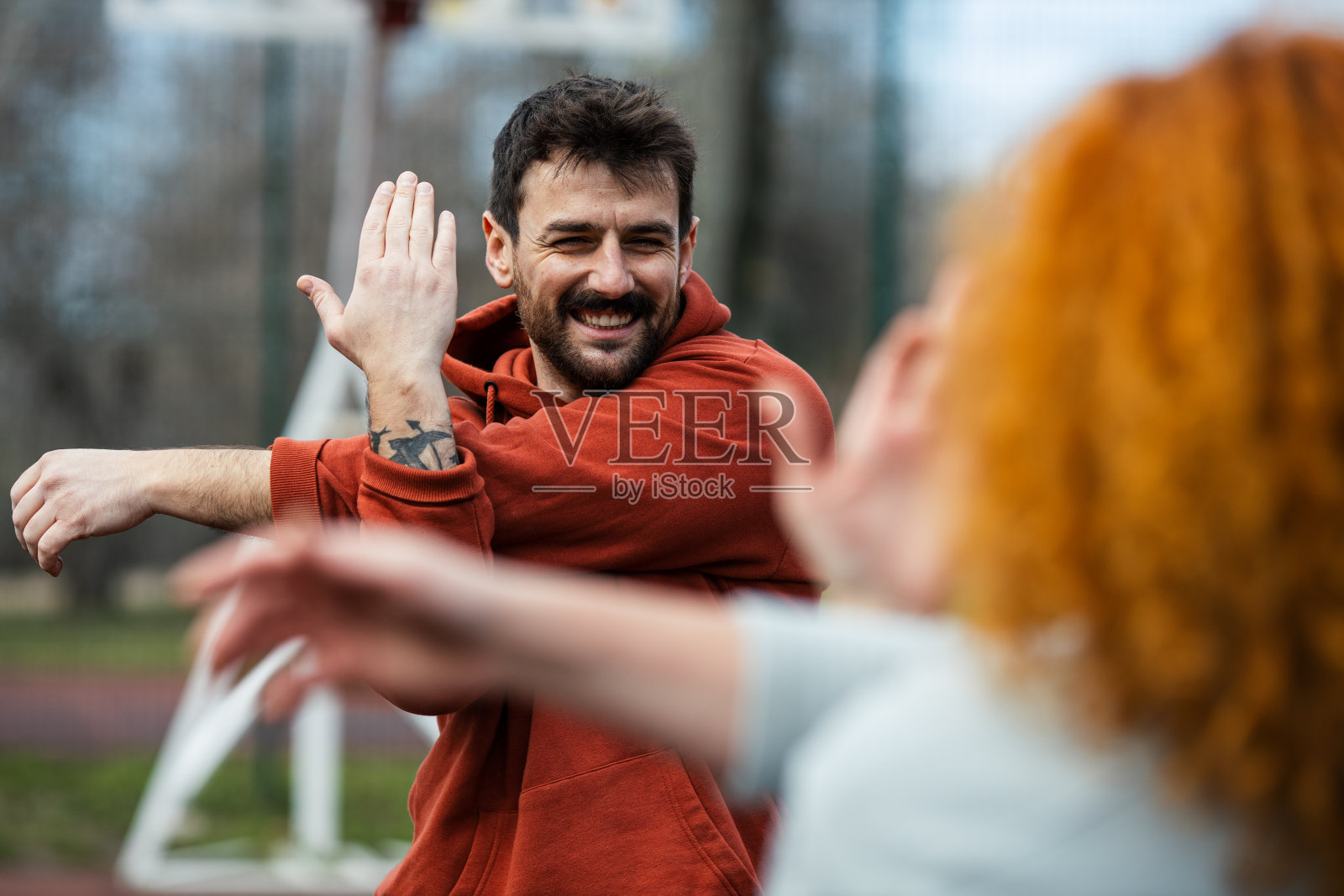年轻强壮的运动员微笑着伸展身体照片摄影图片