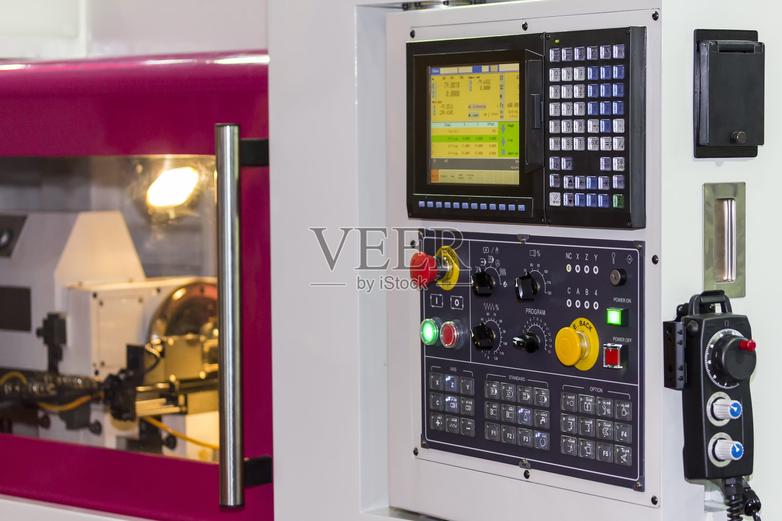数控车床或工业加工中心的各种开关按钮和旋转刻度盘,控制面板上有监视器,用于参数调整照片摄影图片