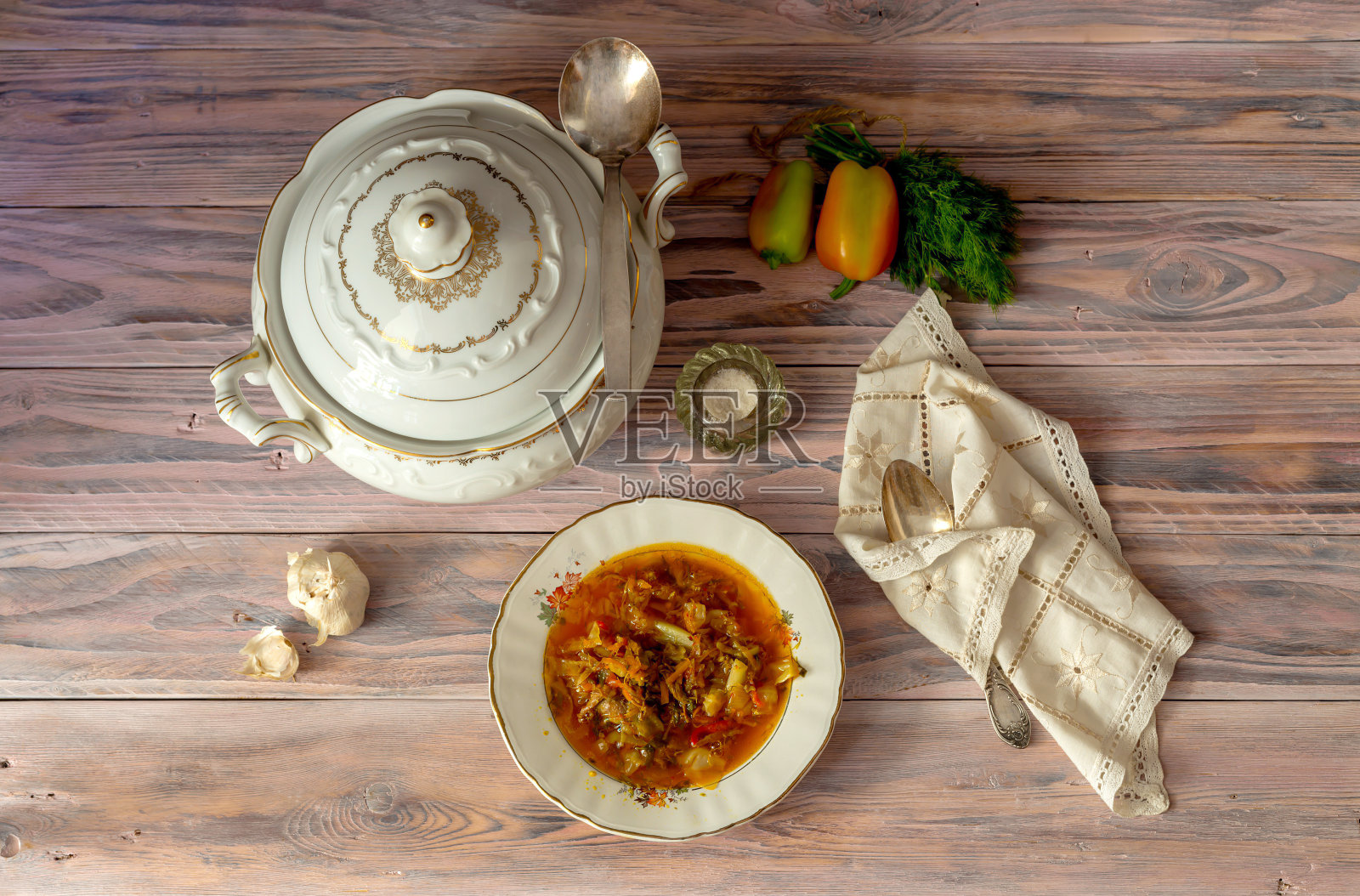木桌上的罗宋汤(乌克兰菜)照片摄影图片