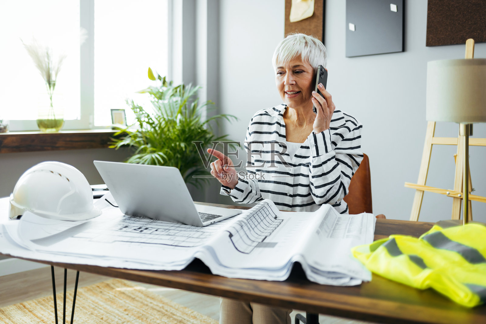 成熟女性企业家的多任务工作照片摄影图片