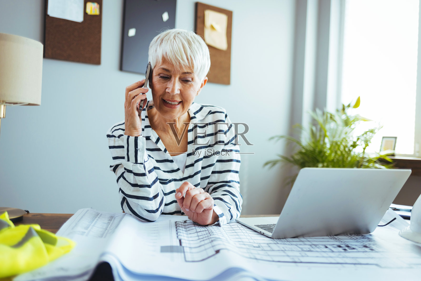 女建筑师和她的客户通电话照片摄影图片