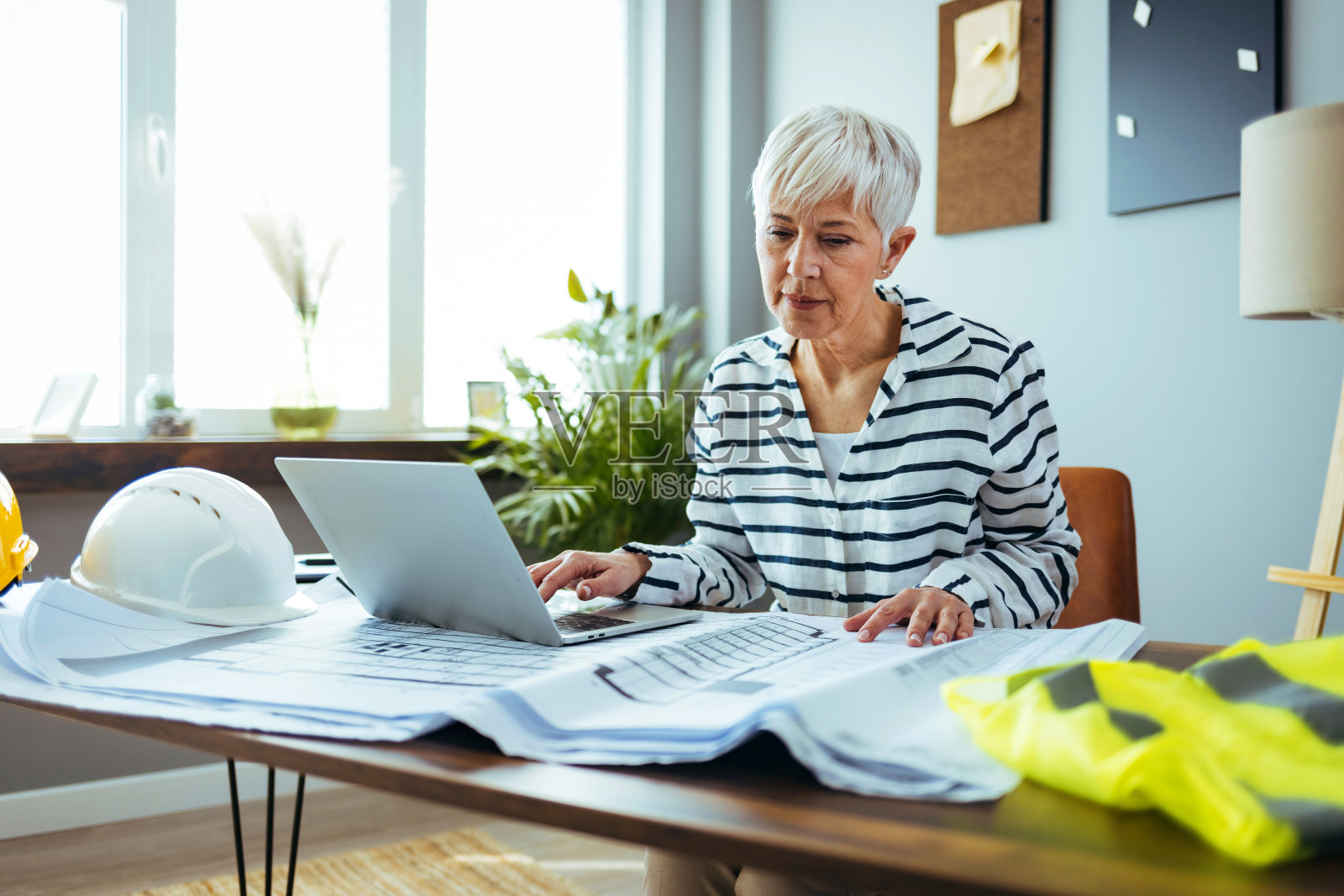 在办公室从事建筑项目的女性设计师照片摄影图片