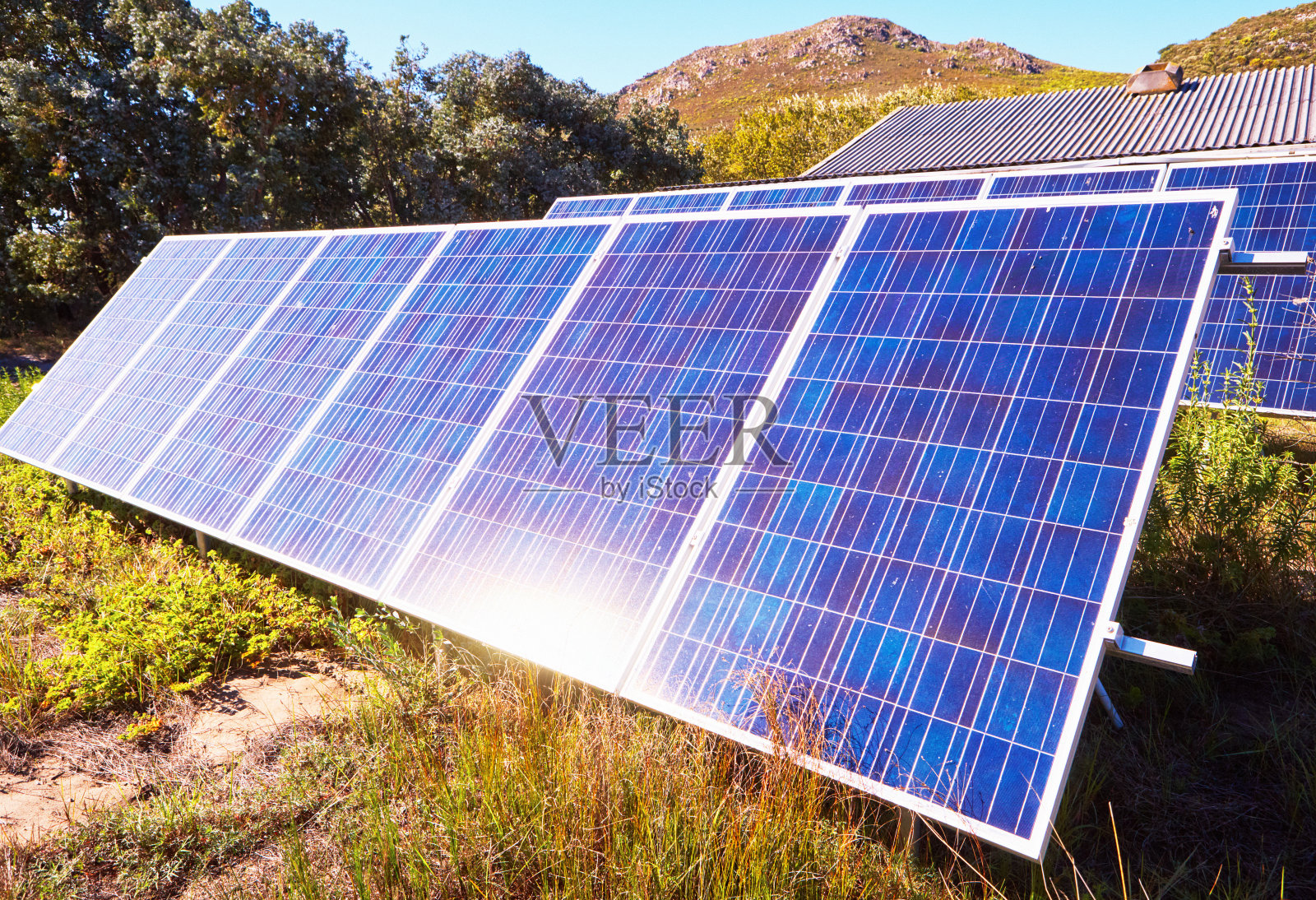 蓝色太阳能电池板在户外明亮的阳光下,具有反射太阳照片摄影图片