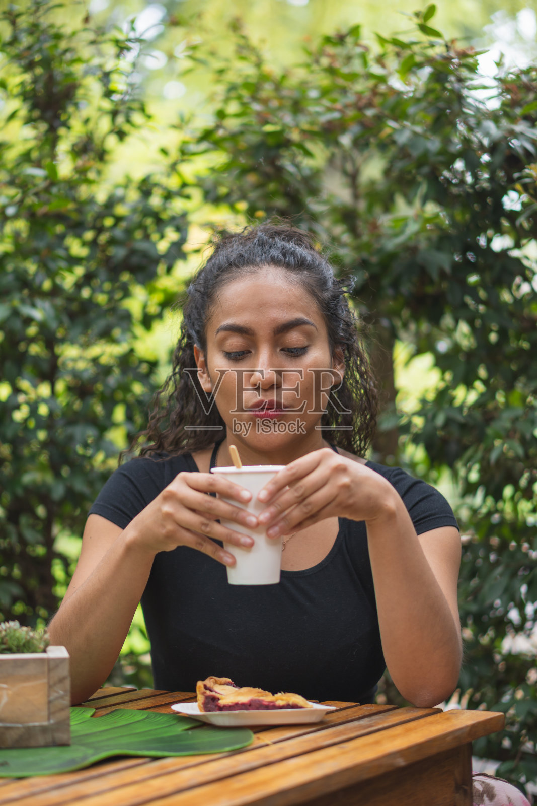 一个年轻的女人穿过城市。照片摄影图片