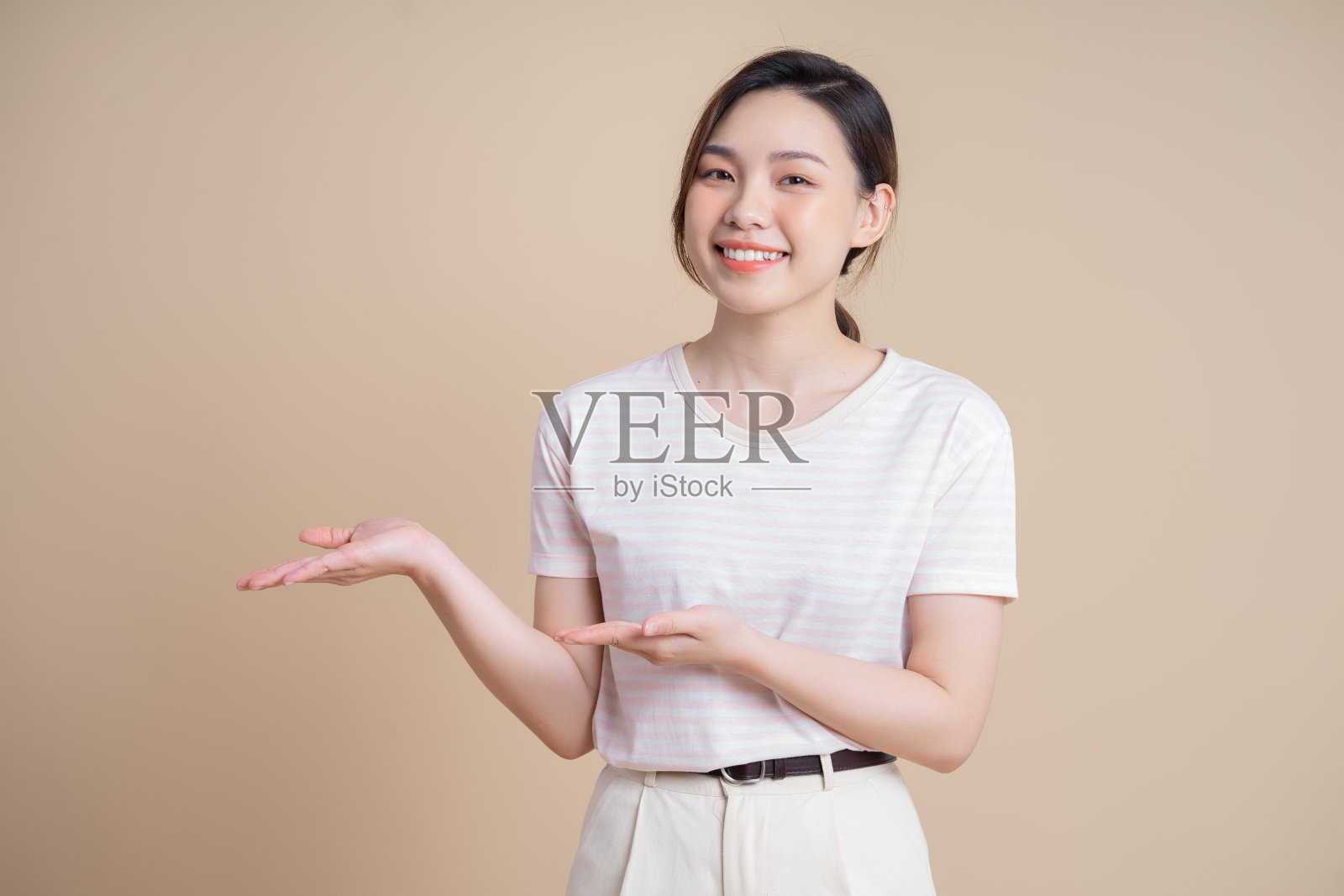 在背景上摆姿势的年轻亚洲女孩的肖像照片摄影图片