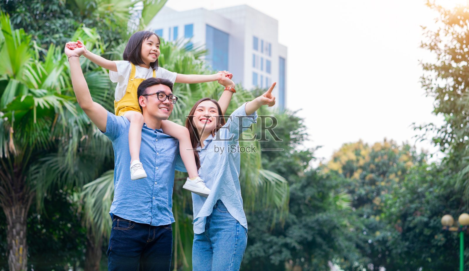 年轻的亚洲家庭在公园玩耍的画面照片摄影图片