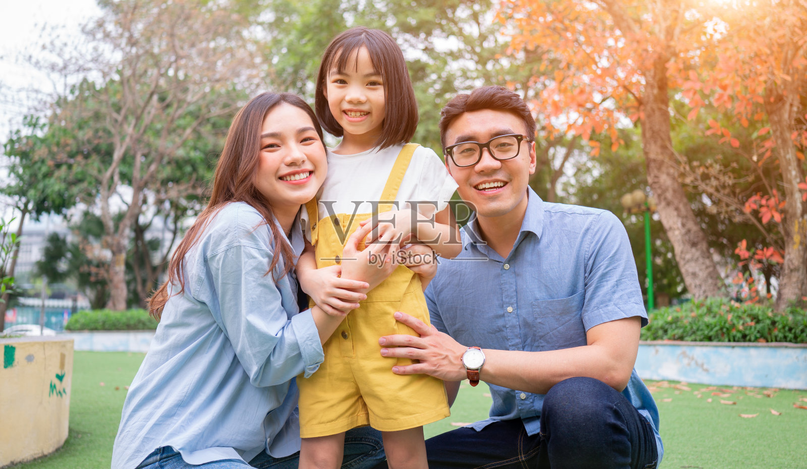 年轻的亚洲家庭在公园玩耍的画面照片摄影图片