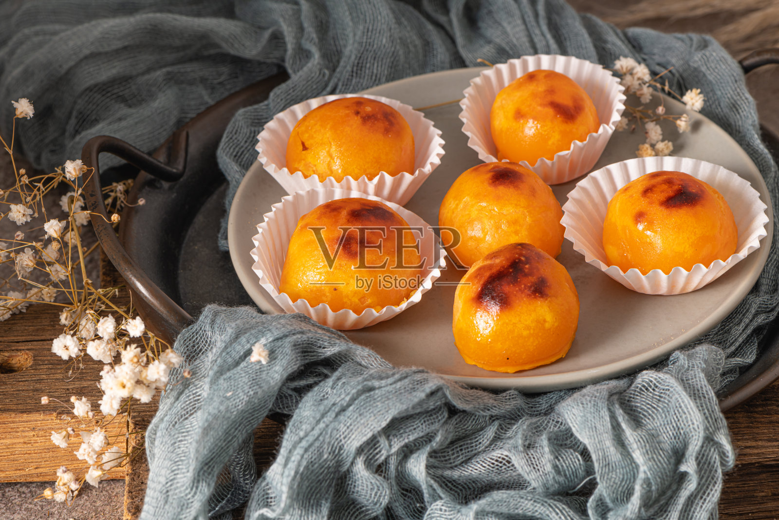 葡萄牙Alcobaca的一种叫做Castanhas de Ovos的传统葡萄牙女修道院甜品照片摄影图片