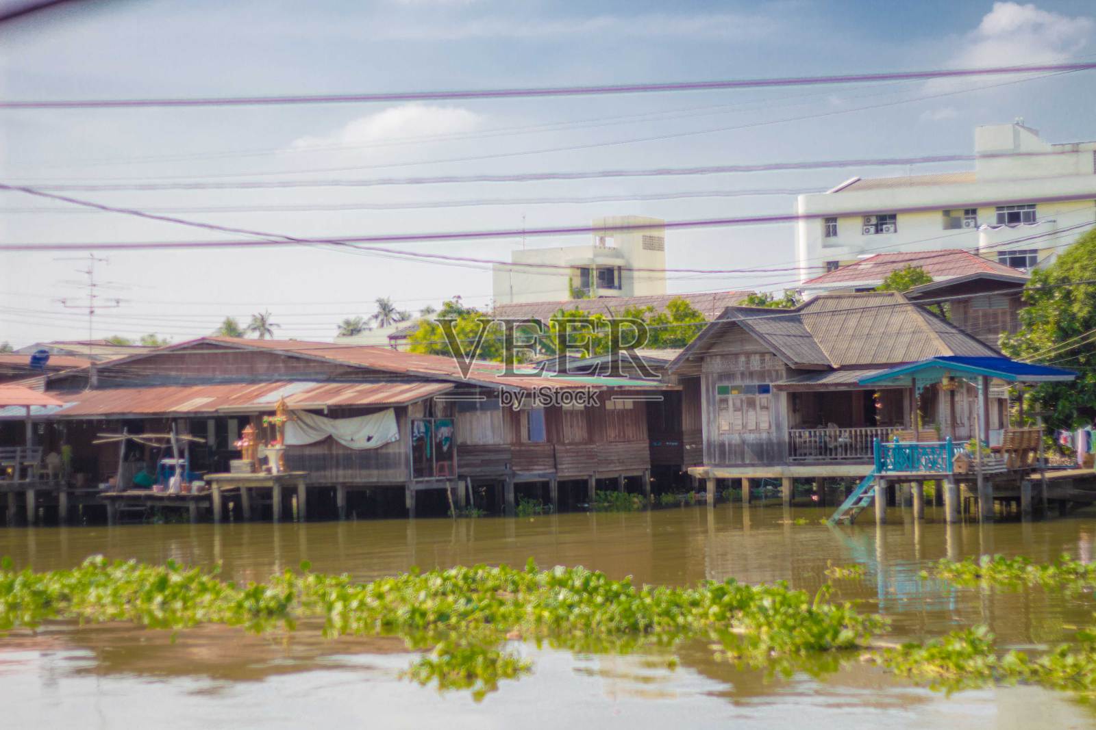 泰国湄南河岸边的一座旧木屋。照片摄影图片