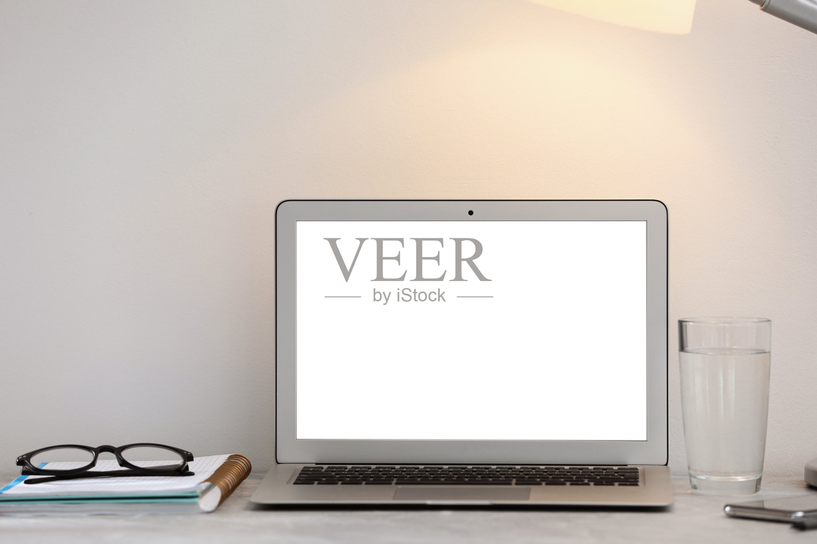 现代工作场所与笔记本电脑在办公室的桌子上。空间的文本照片摄影图片