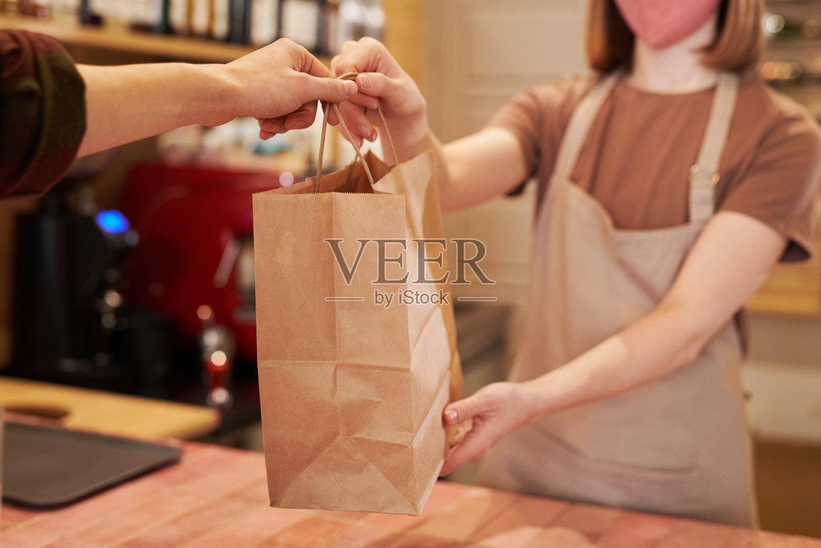 给顾客送外卖照片摄影图片