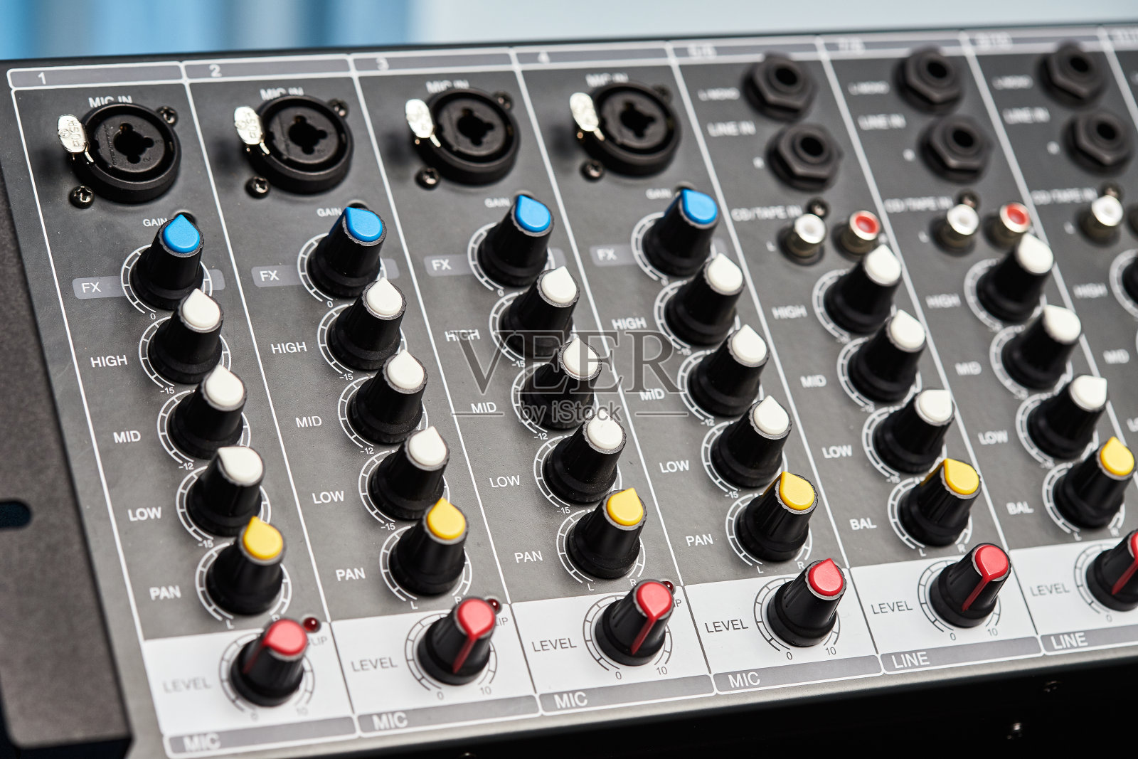 音响混音功放设备,音响音乐混音工程概念。掌握广播和电视广播的声音控制器。多通道融合处理器。关闭“n照片摄影图片
