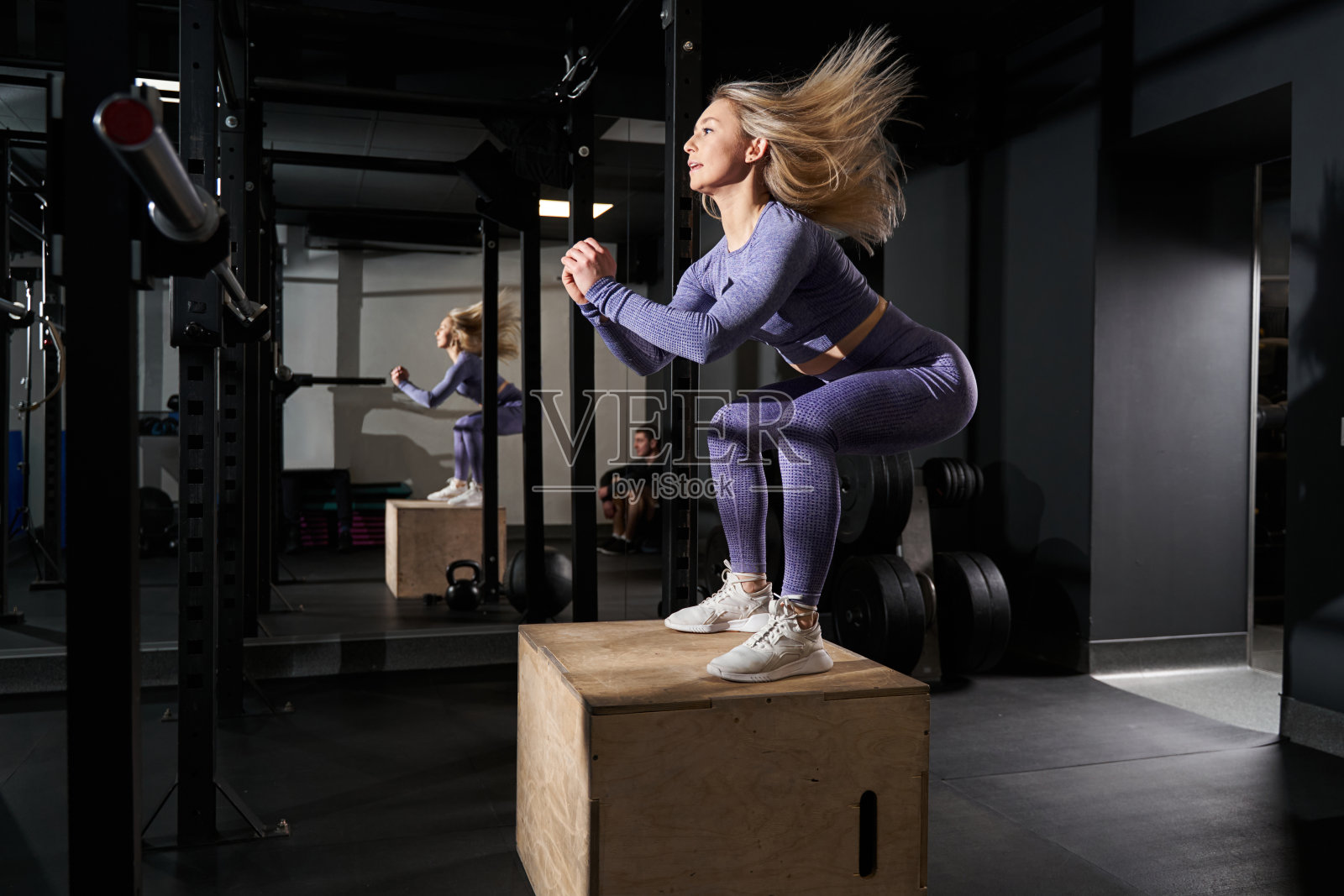 运动美丽的女性站在健身照片摄影图片