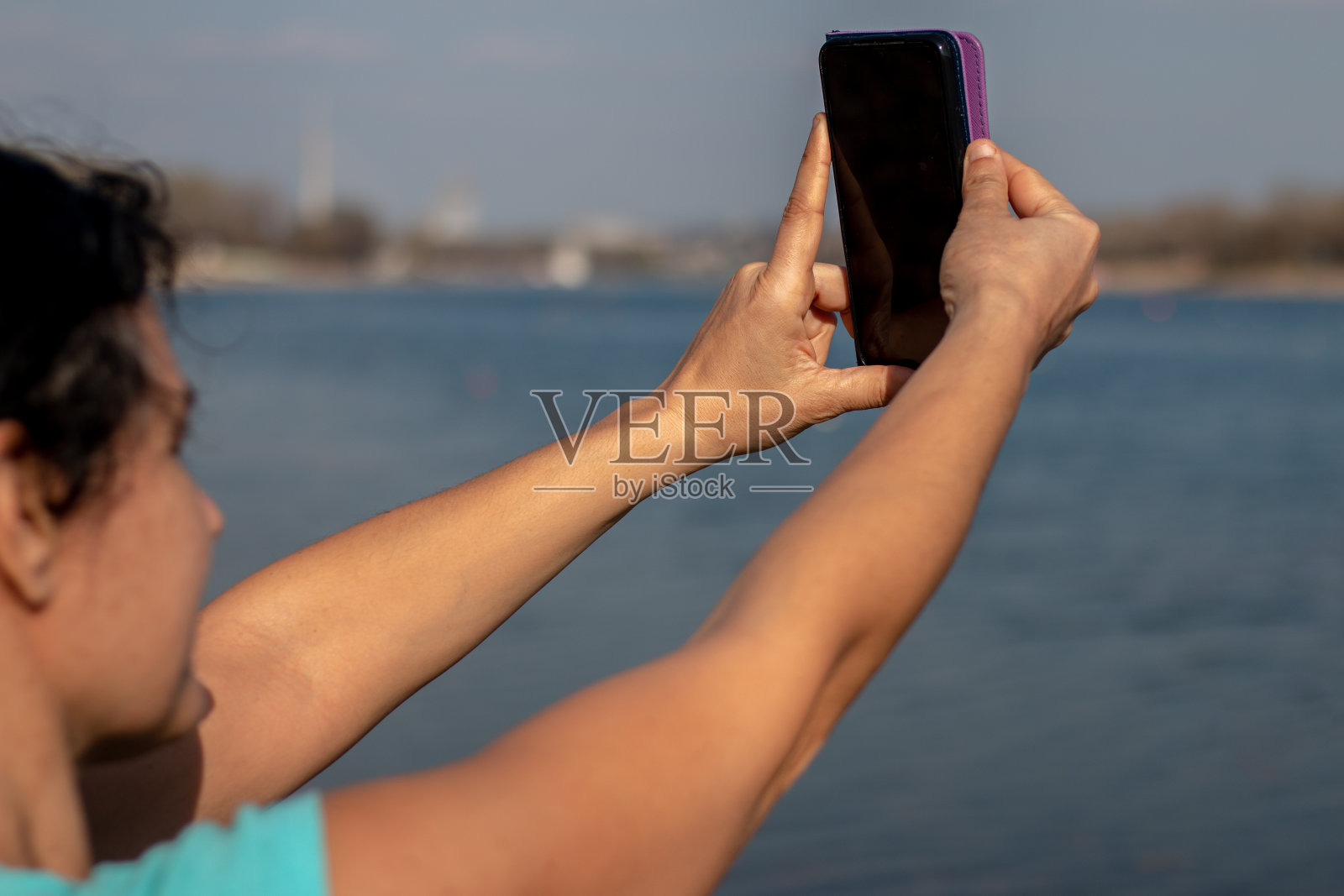 在外面自拍的女人照片摄影图片