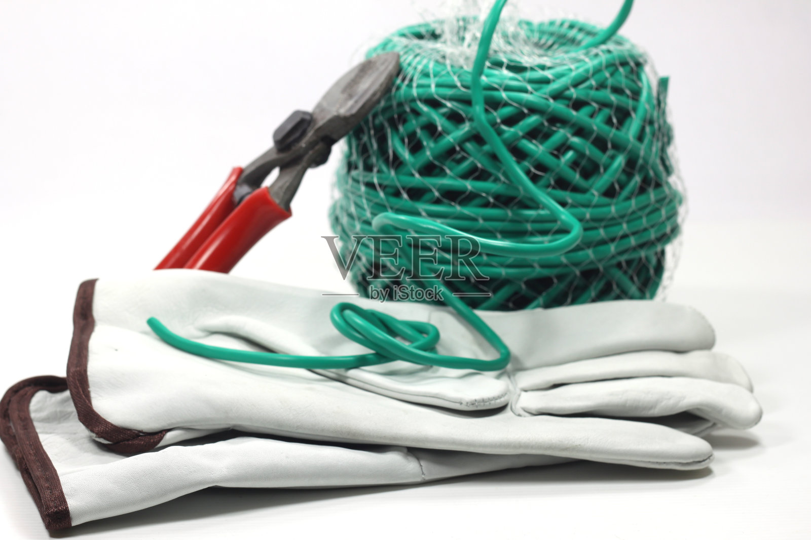 皮革工作手套,塑化绳和农业剪刀照片摄影图片