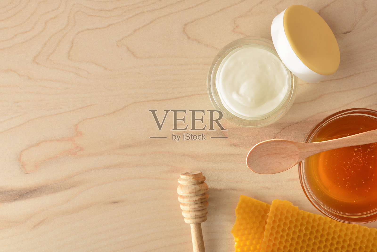 木桌上的蜂蜜精华保湿护肤霜照片摄影图片