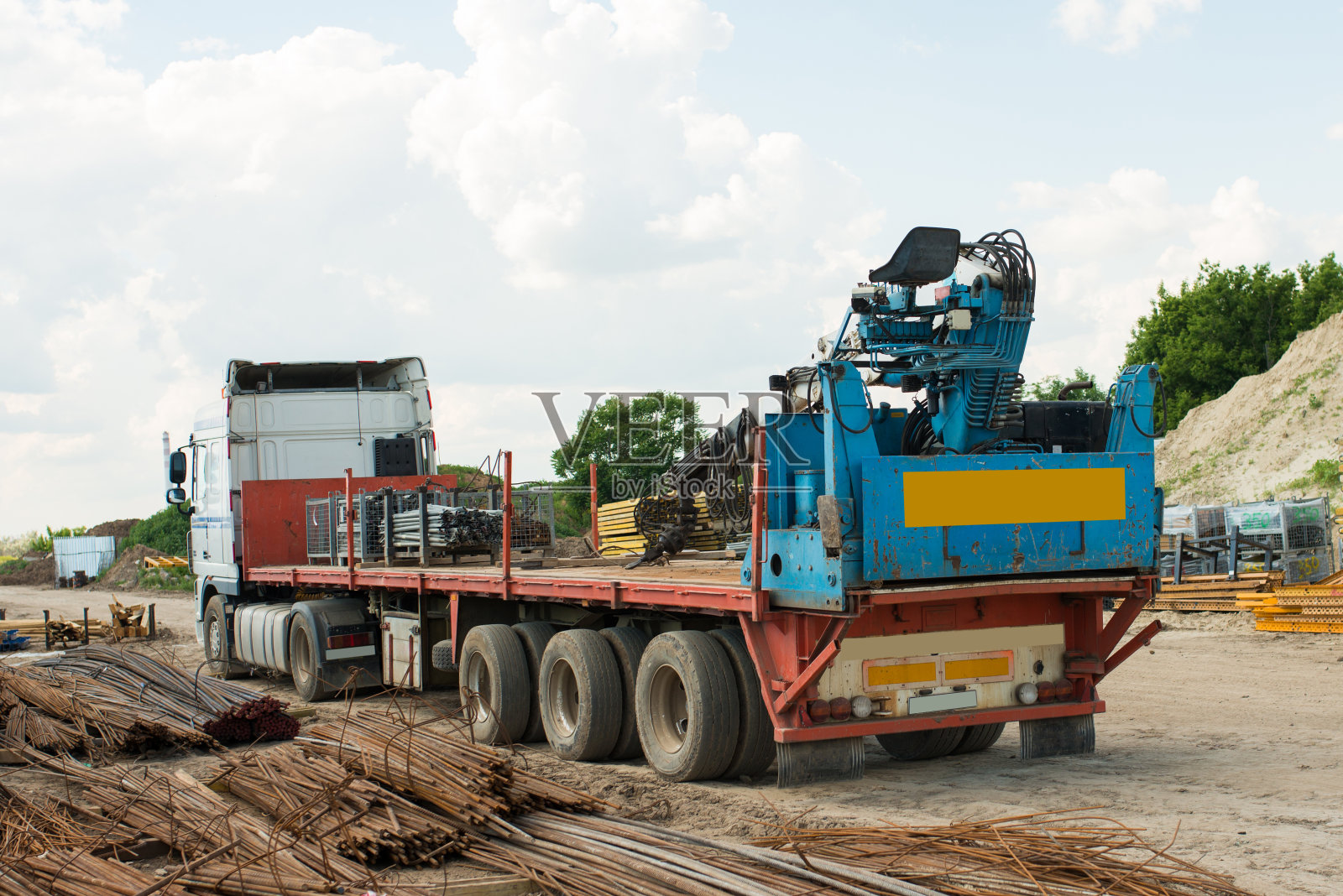 装载机及吊车在施工现场照片摄影图片