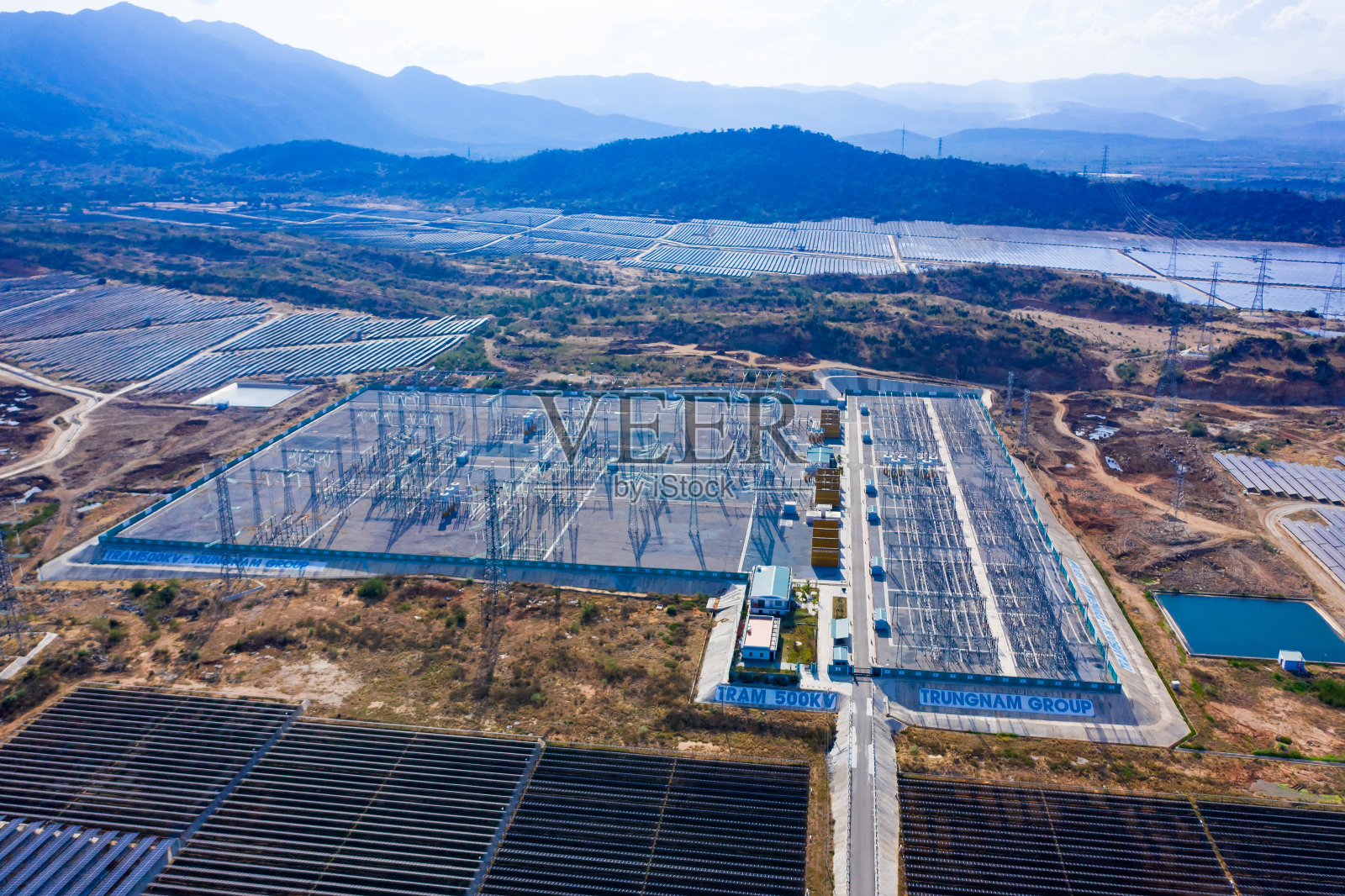 蓝色天空下的太阳能电池板。太阳能发电厂。蓝色的太阳能电池板。发展所需的备用电力来源。照片摄影图片