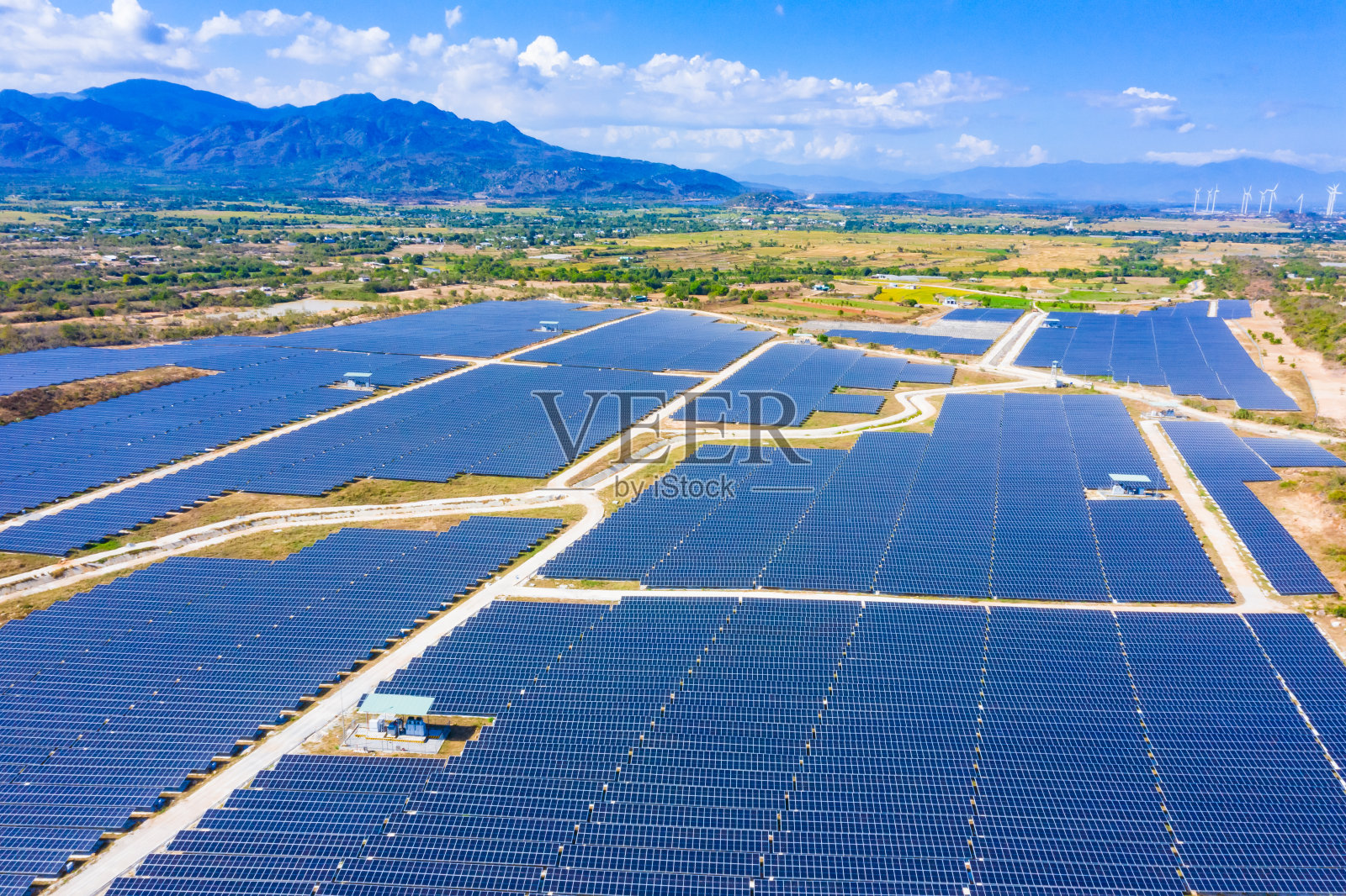 蓝色天空下的太阳能电池板。太阳能发电厂。蓝色的太阳能电池板。发展所需的备用电力来源。照片摄影图片