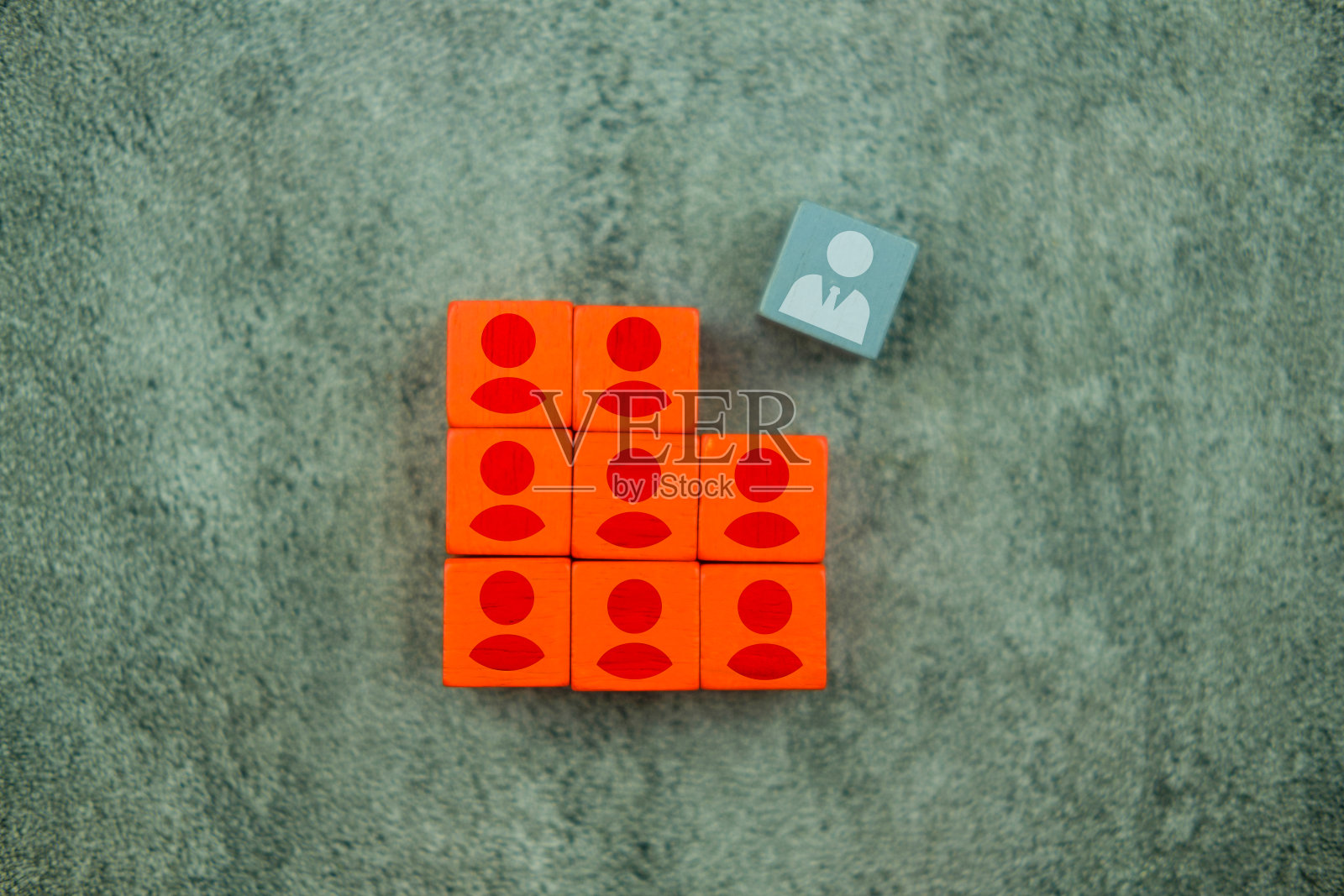 与团队成员一起完成木制方块。人力资源和管理的概念。照片摄影图片