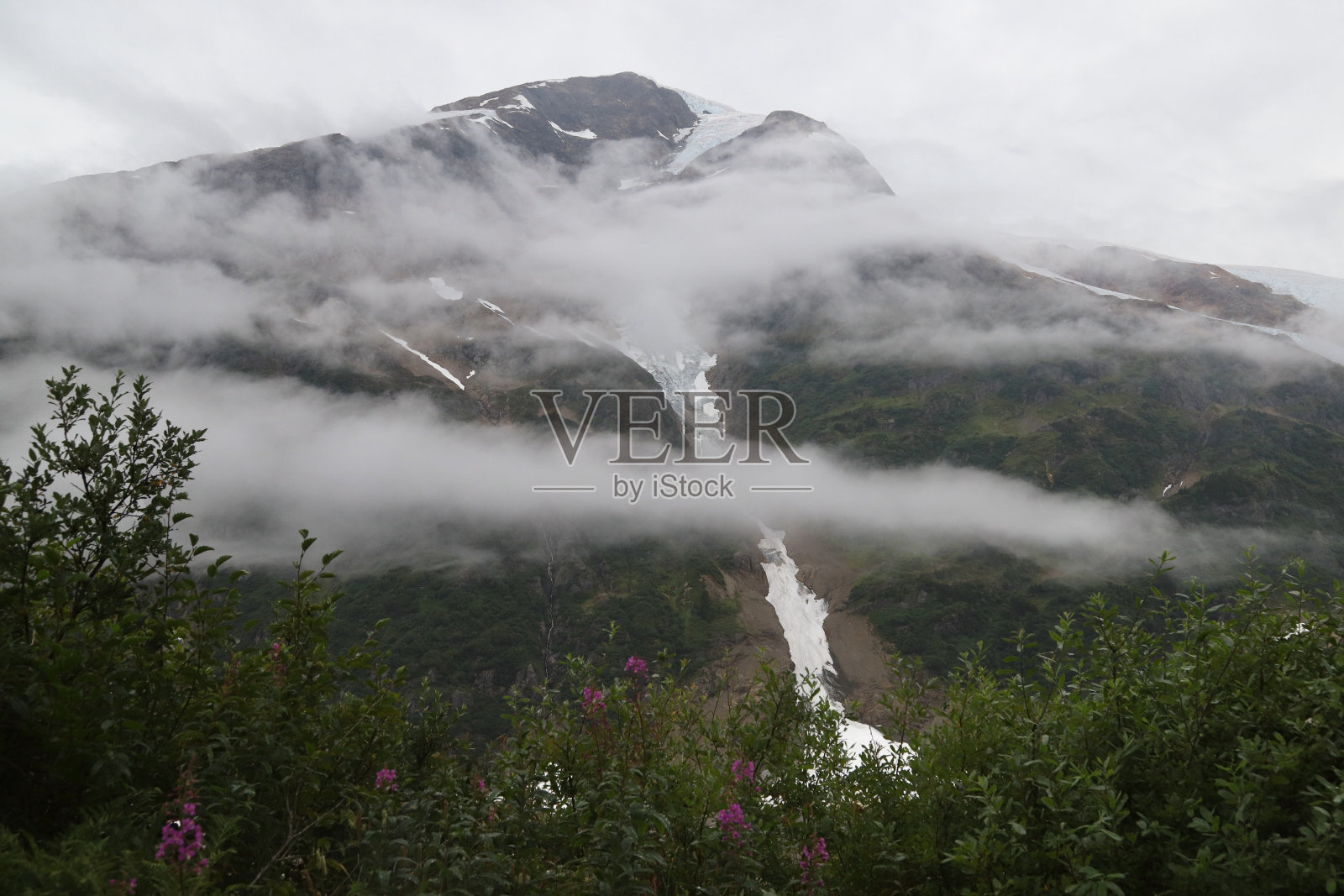 不列颠哥伦比亚省斯图尔特北部Summit湖附近的冰川照片摄影图片