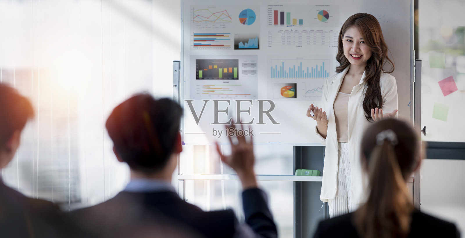 美丽的亚洲女商人在会议室做报告。向她的同事展示业务增长和结果。照片摄影图片