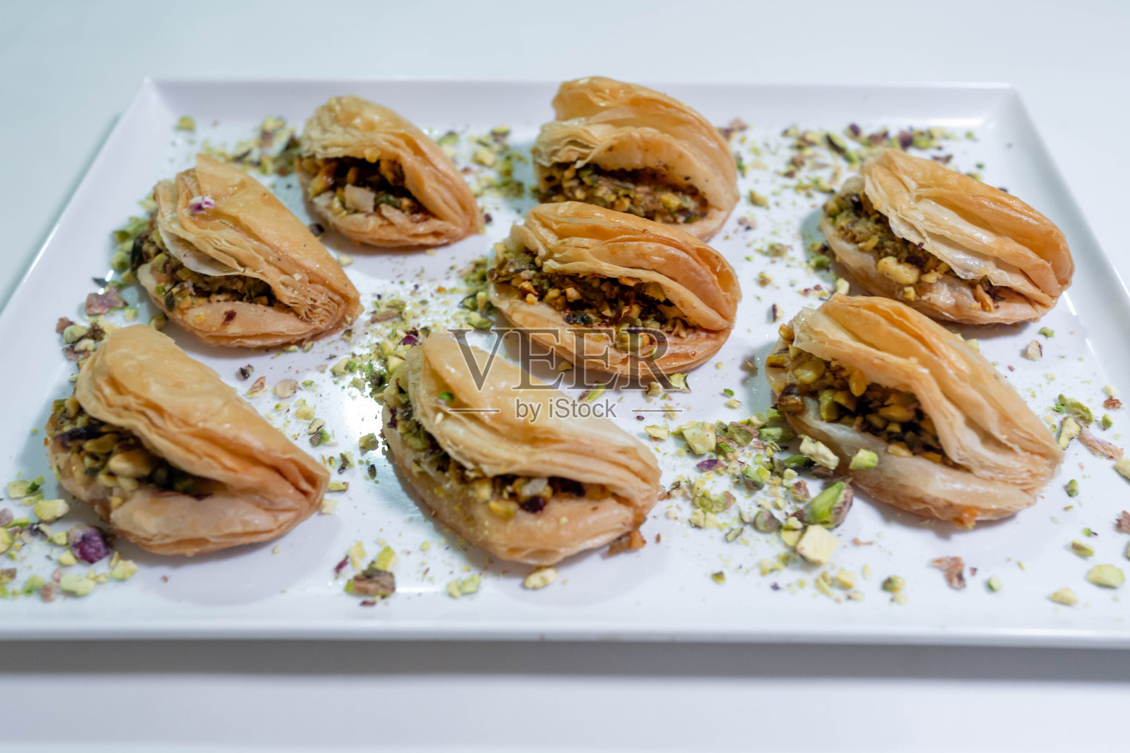 阿拉伯传统甜点-托盘与各种甜食-创意美味的中东派-阿拉伯美食照片摄影图片