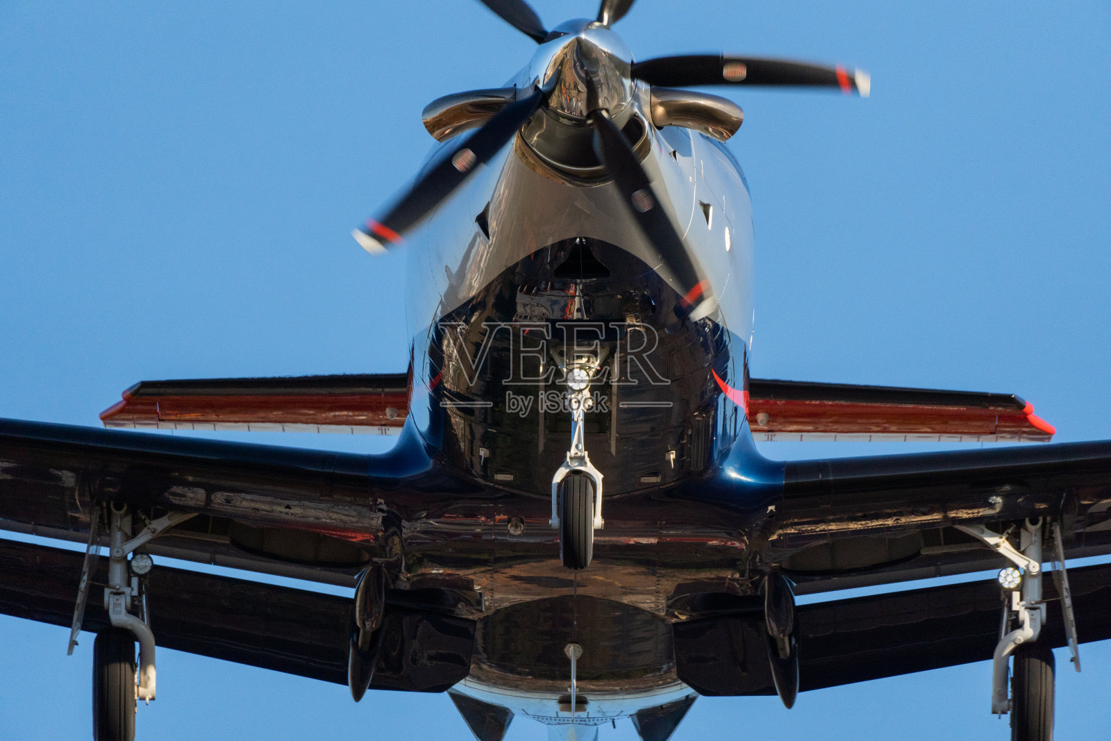 在萨巴德尔机场降落的飞机起落架和螺旋桨的细节。照片摄影图片