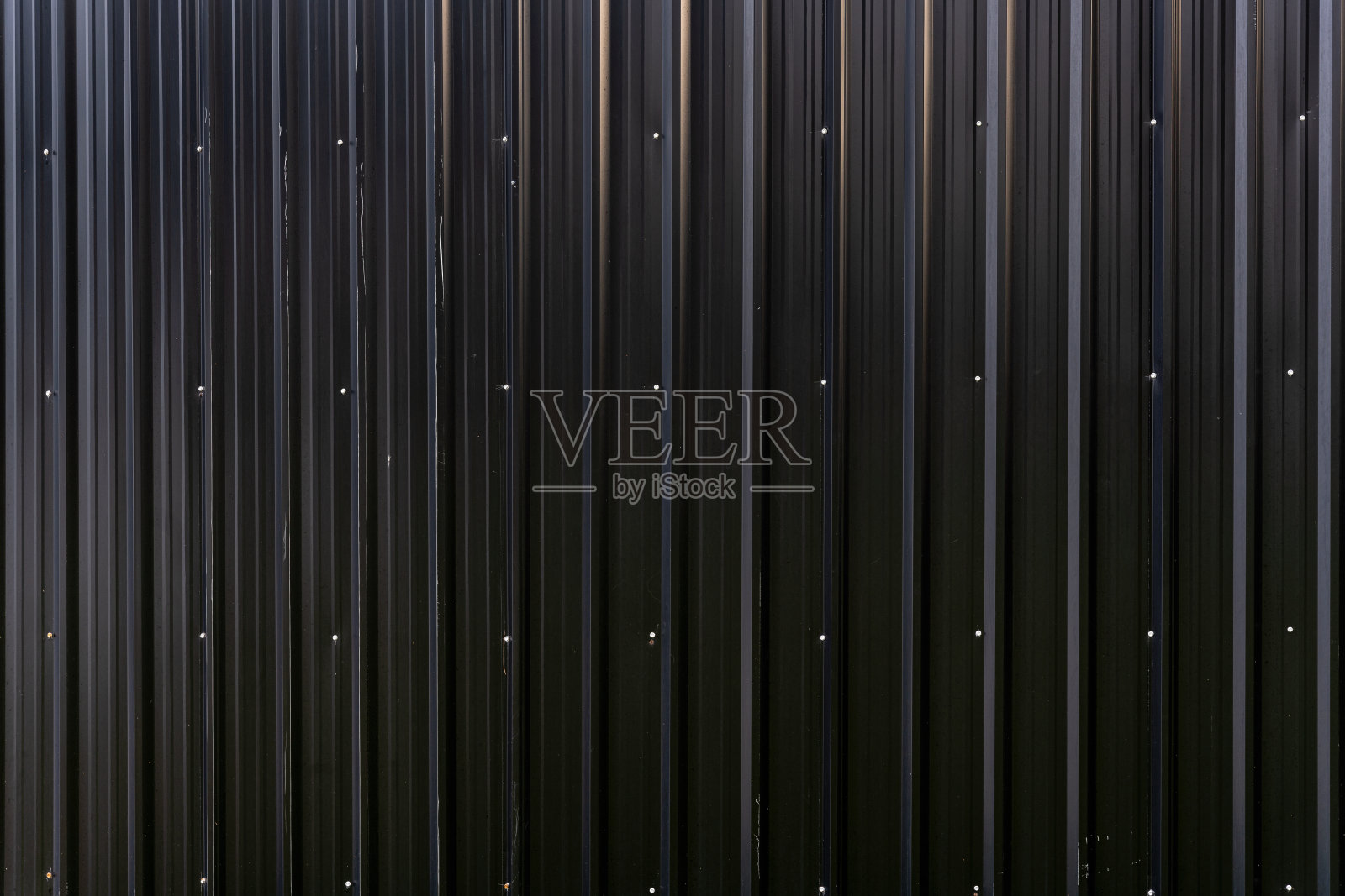 施工现场闪亮的黑色金属栅栏板照片摄影图片