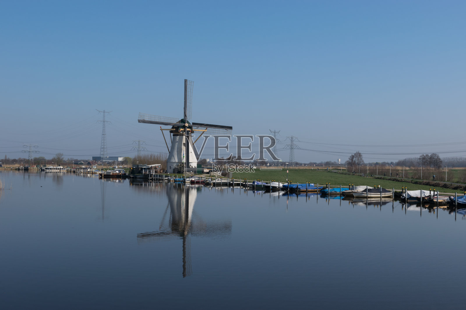 荷兰肯德迪克美丽的古老风车倒映在水中照片摄影图片