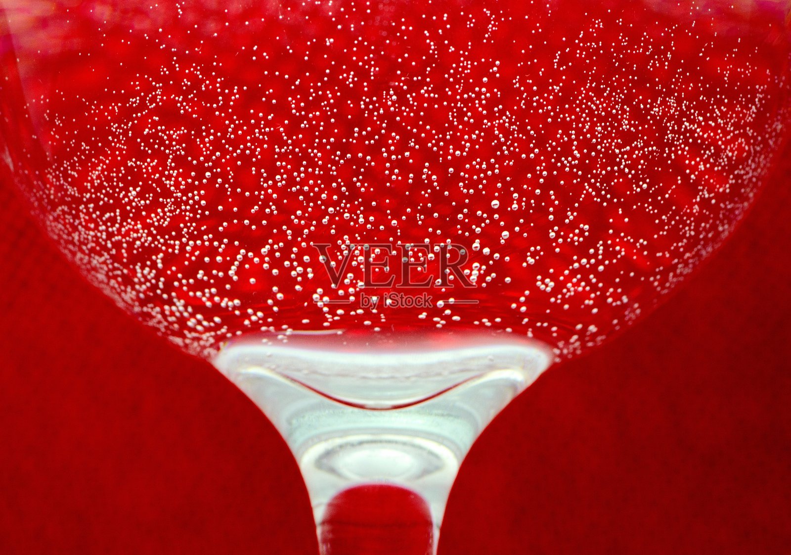 玻璃红色背景上的碳酸气泡。照片摄影图片