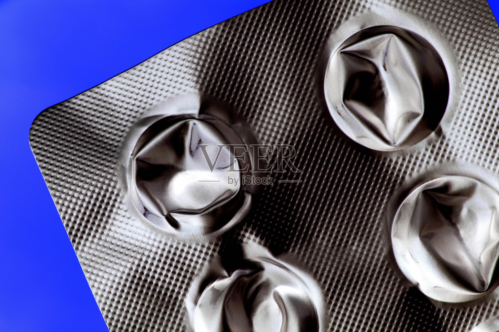 药片铝箔-蓝色底色。照片摄影图片