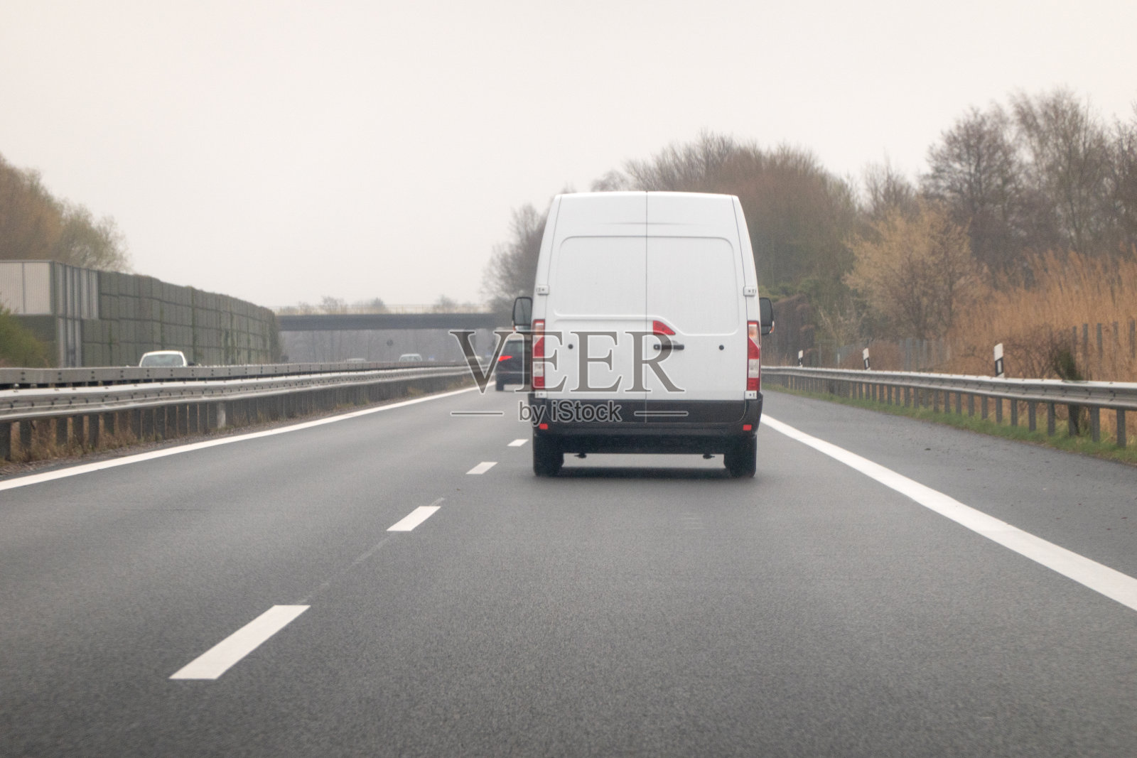 白色货车的后视镜-在高速公路上旅行照片摄影图片