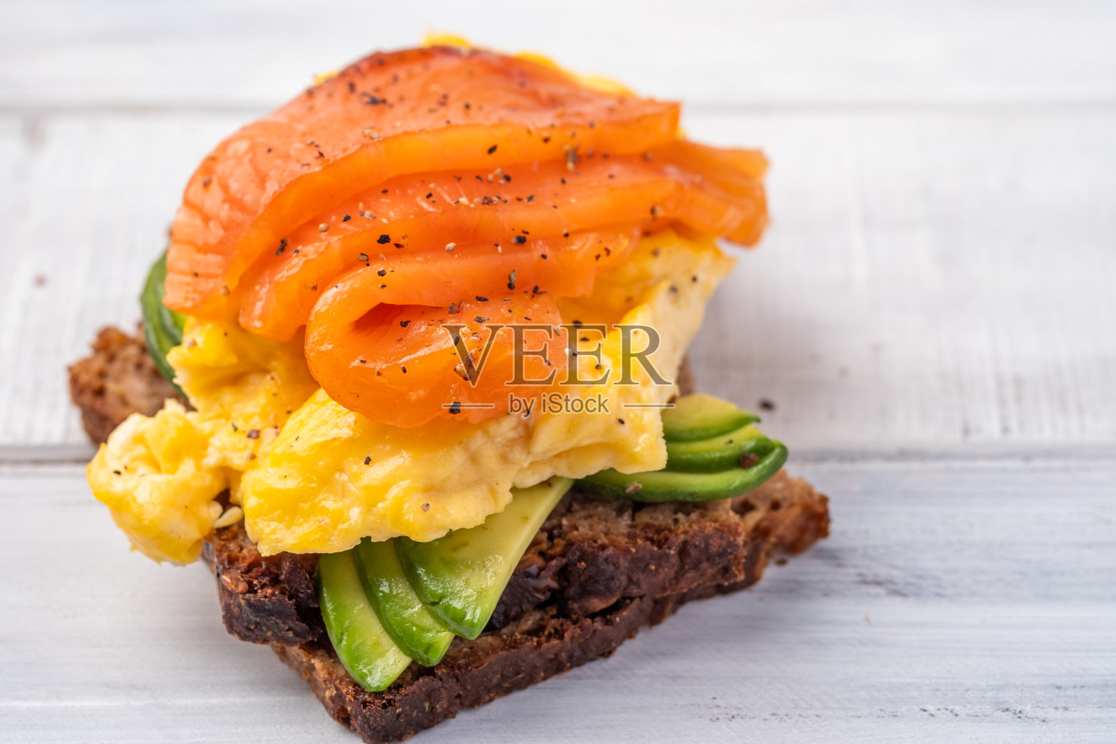 炒鸡蛋配烟熏鲑鱼和全麦吐司照片摄影图片