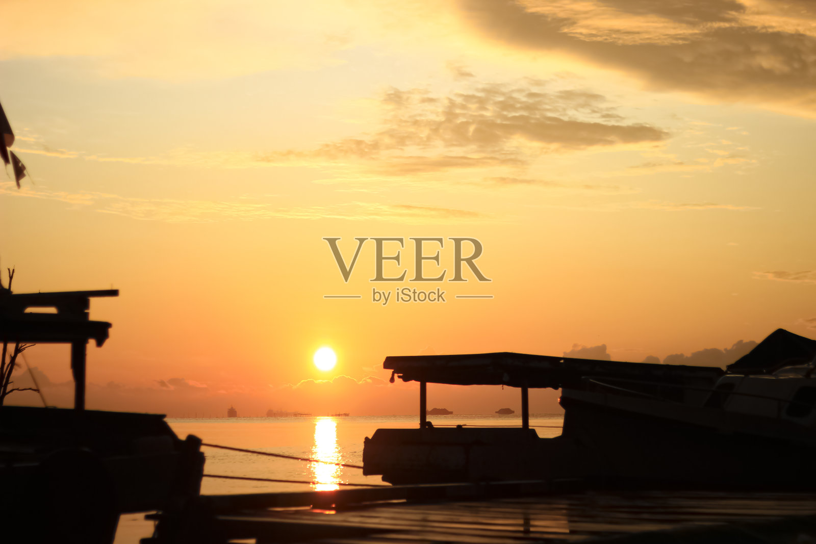 肯亚穆坎海滩的日出照片。照片摄影图片