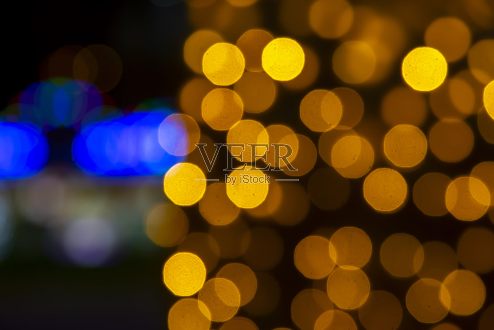 背景模糊抽象的彩灯和装饰。散景街灯的纹理照片摄影图片