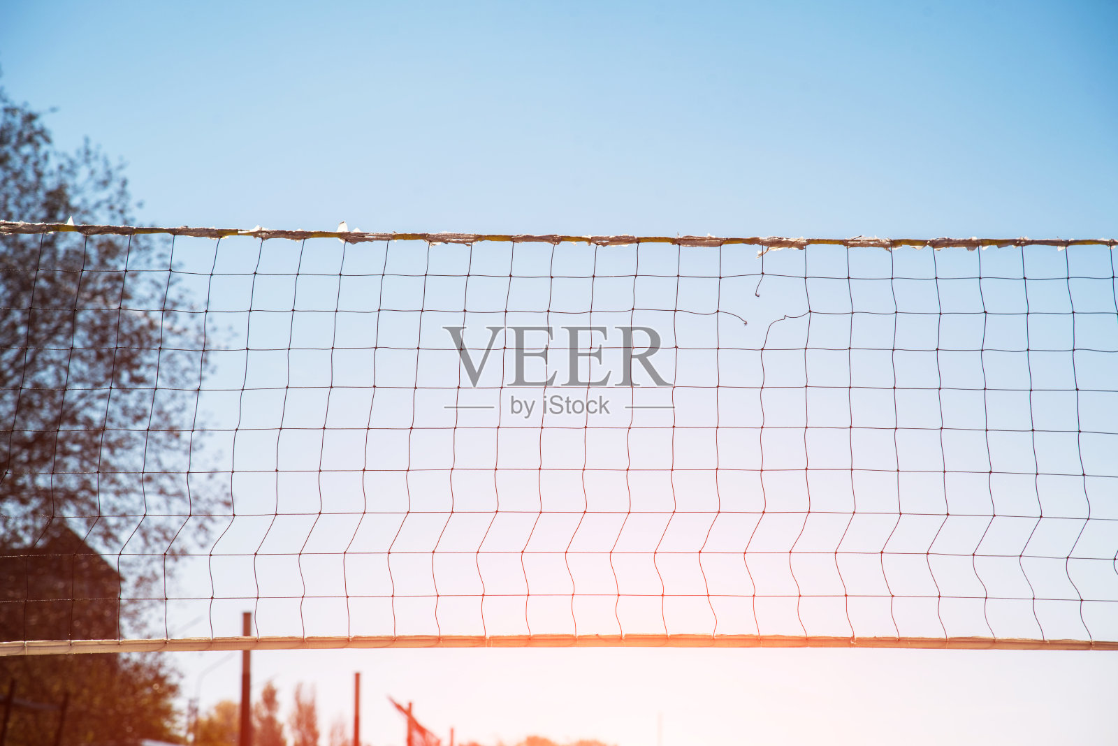 天空背景下撕裂的排球网(失败,损失,崩溃-概念)照片摄影图片