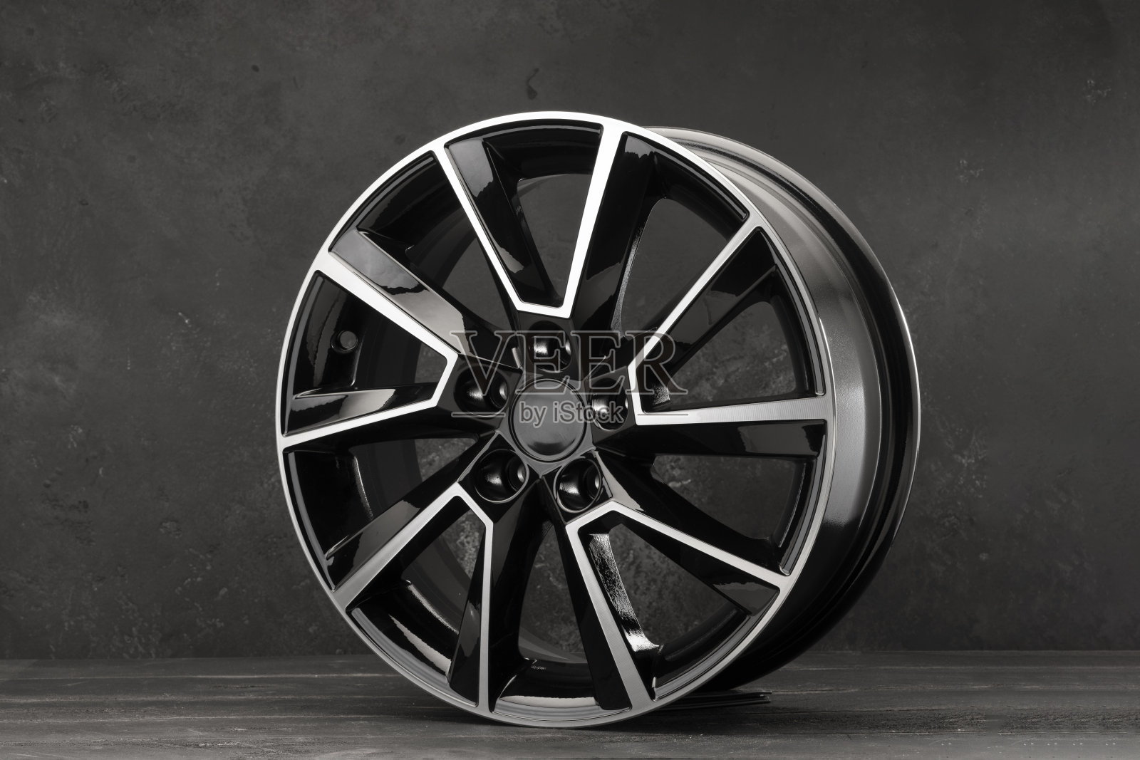 黑色漂亮的合金车轮,设计漂亮的汽车零部件照片摄影图片