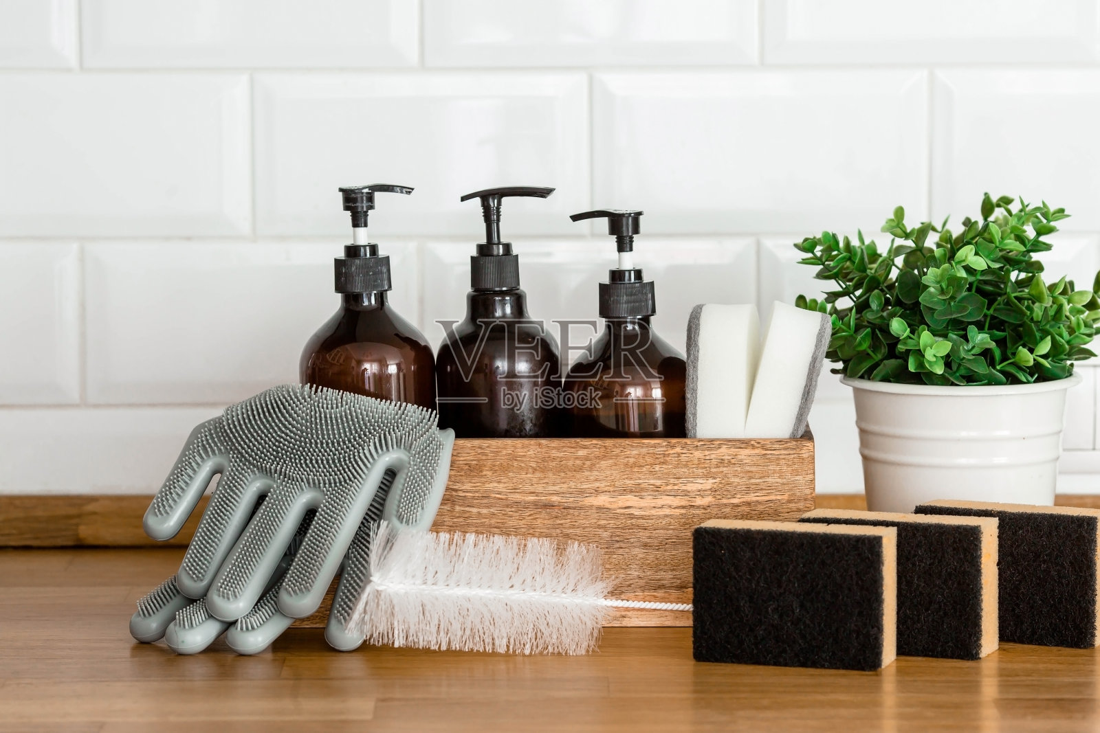 横幅。木制的盒子里有清洁用品,手套,海绵放在现代的木制桌子上。时尚的清洁套件与文本复制空间。照片摄影图片