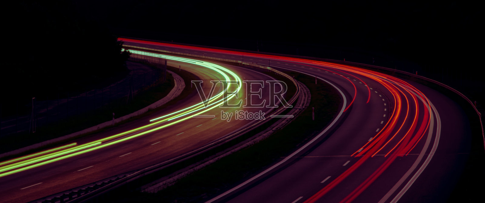 夜晚汽车的灯光。曝光时间长,线条淡照片摄影图片