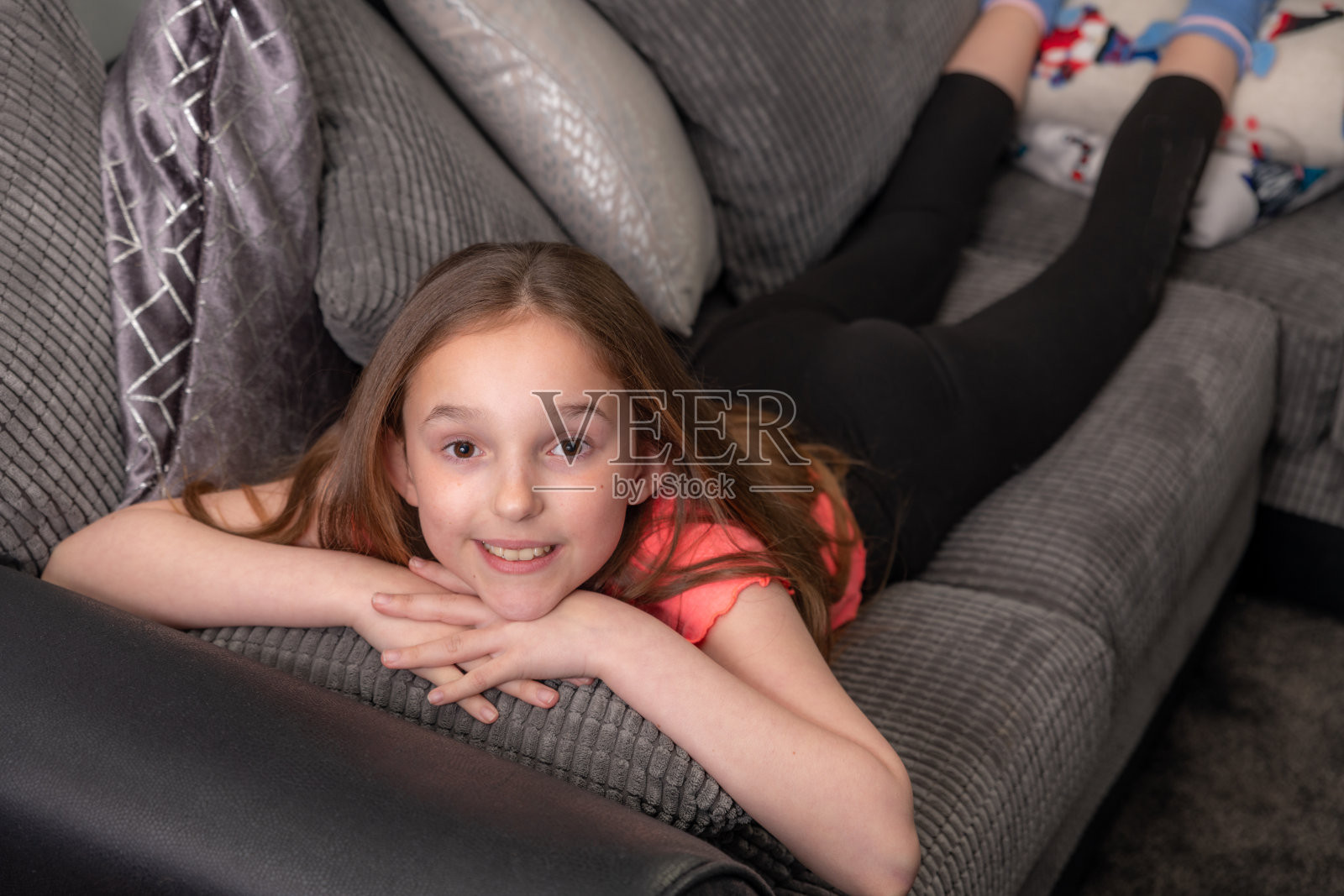 小女孩在沙发上放松照片摄影图片