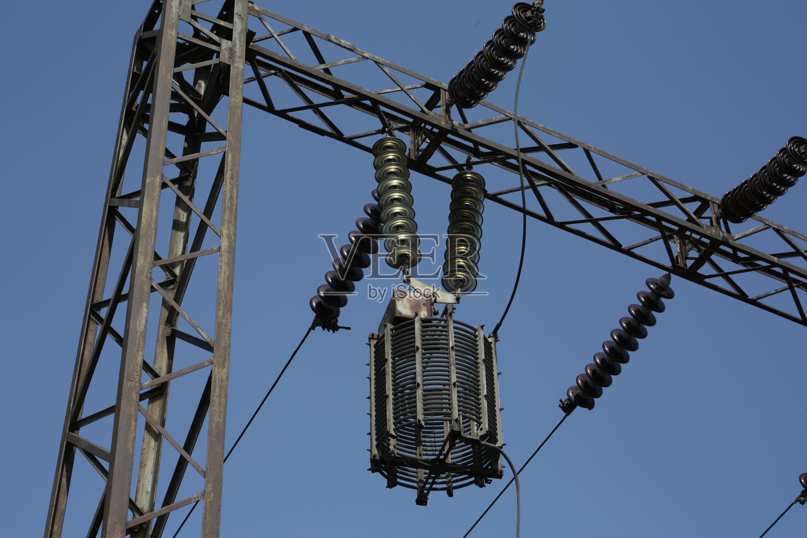 为住宅区提供能源的输电塔照片摄影图片