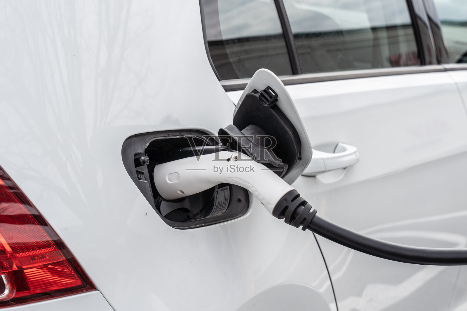 电动汽车在电动汽车充电站充电照片摄影图片