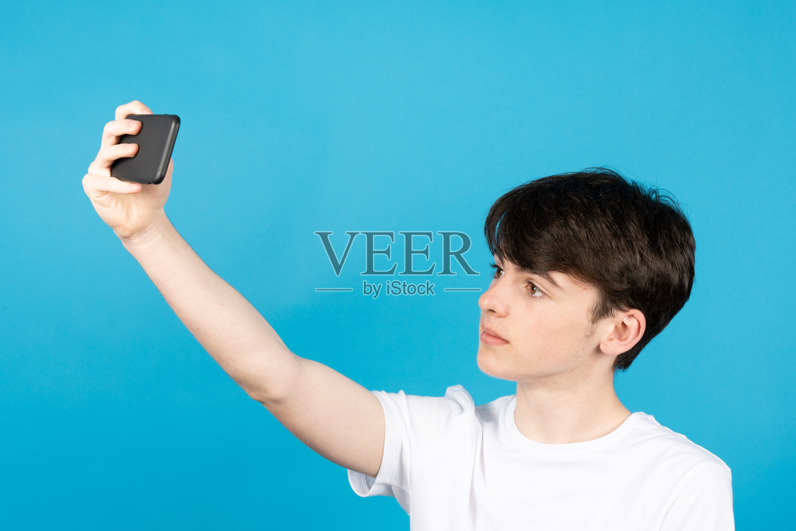 可爱的少年在自拍照片摄影图片